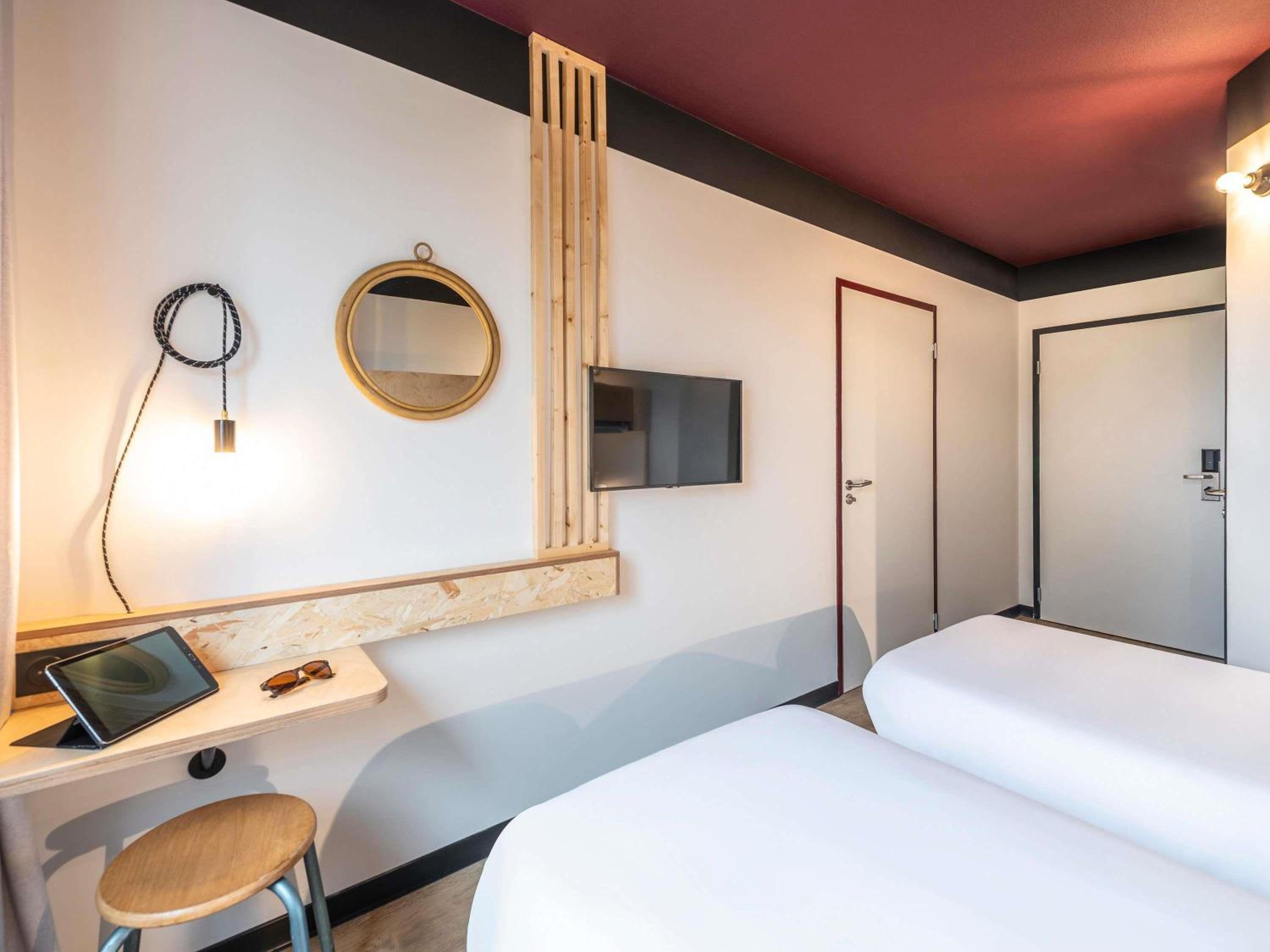 POP Room with Two Single Beds and One Bunk Bed photo 3