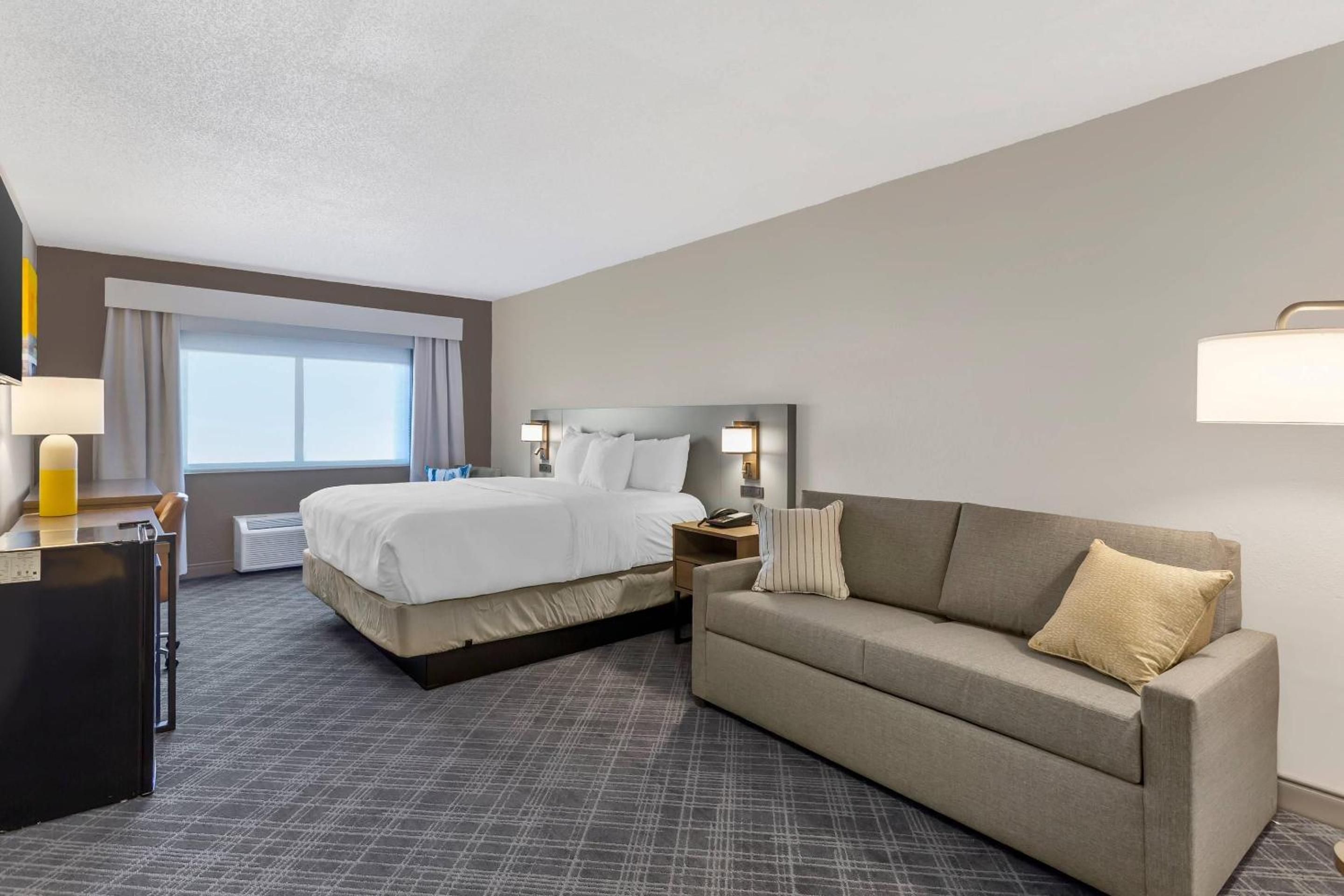 King Room - Non-Smoking - Photo 1