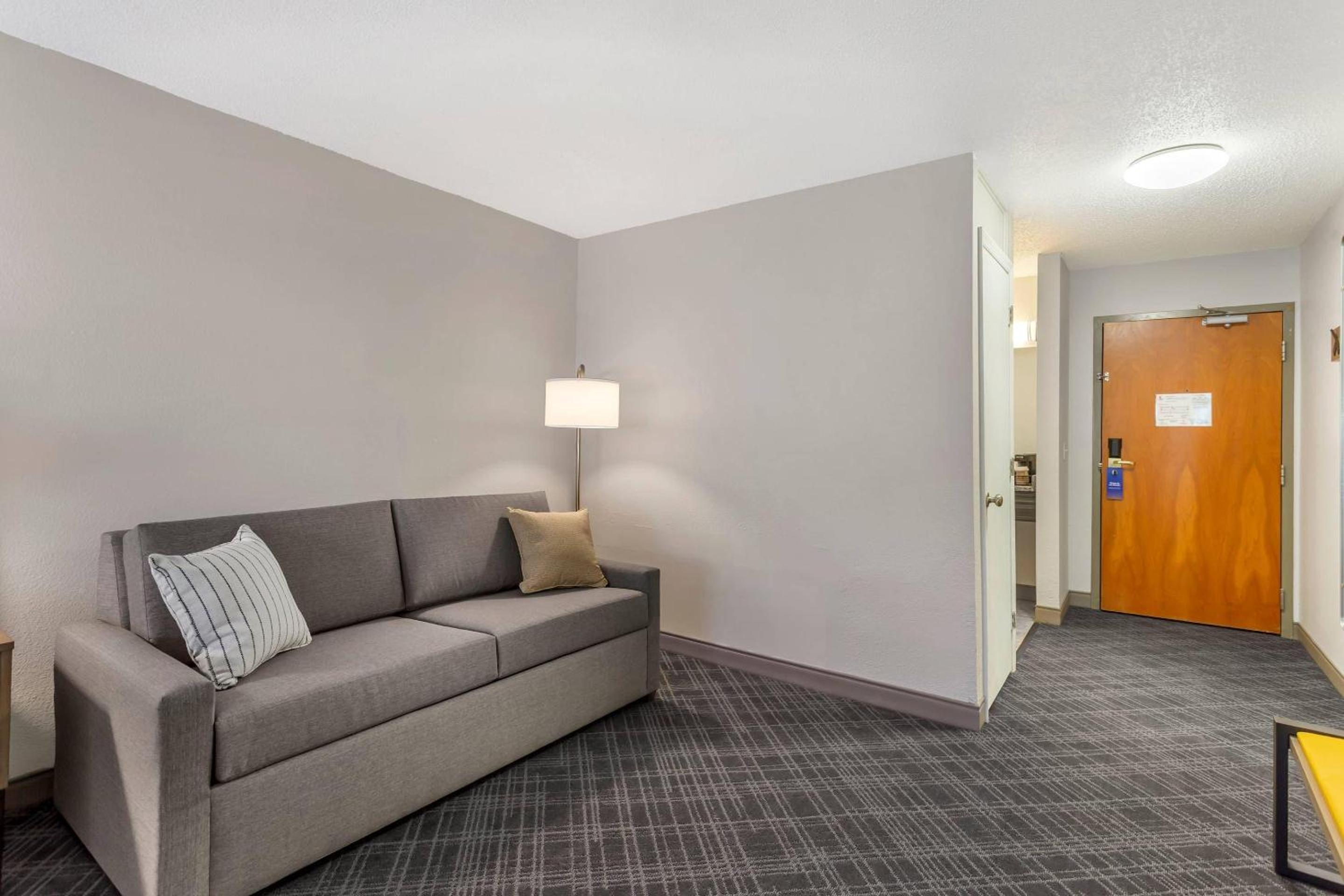 King Room - Non-Smoking - Photo 2
