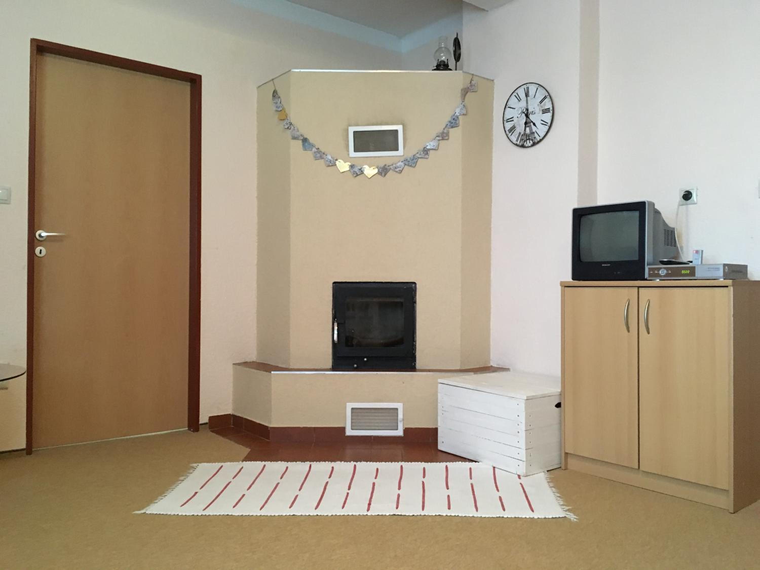 One-Bedroom Apartment (6 Adults) photo 2