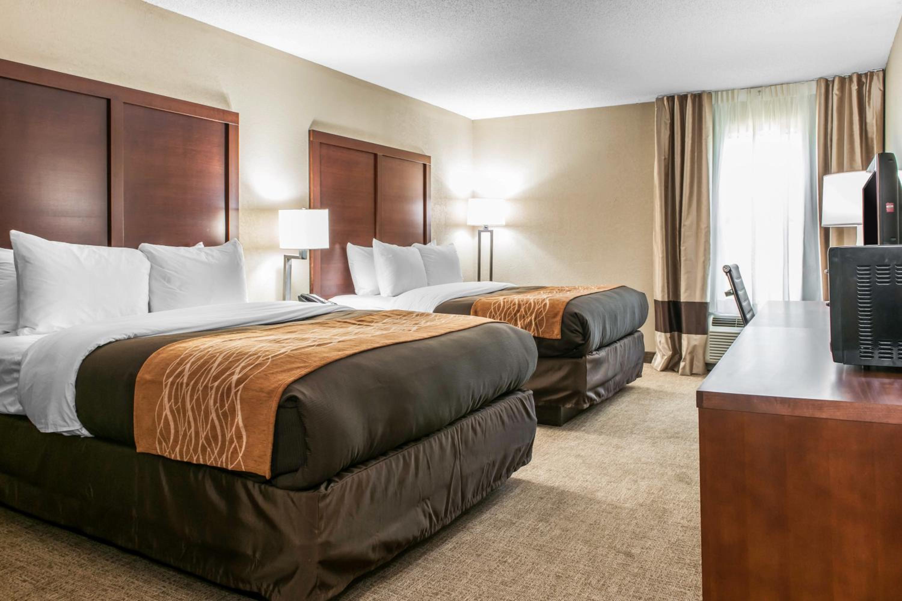 Queen Room with Two Queen Beds - Non-Smoking - Photo 4