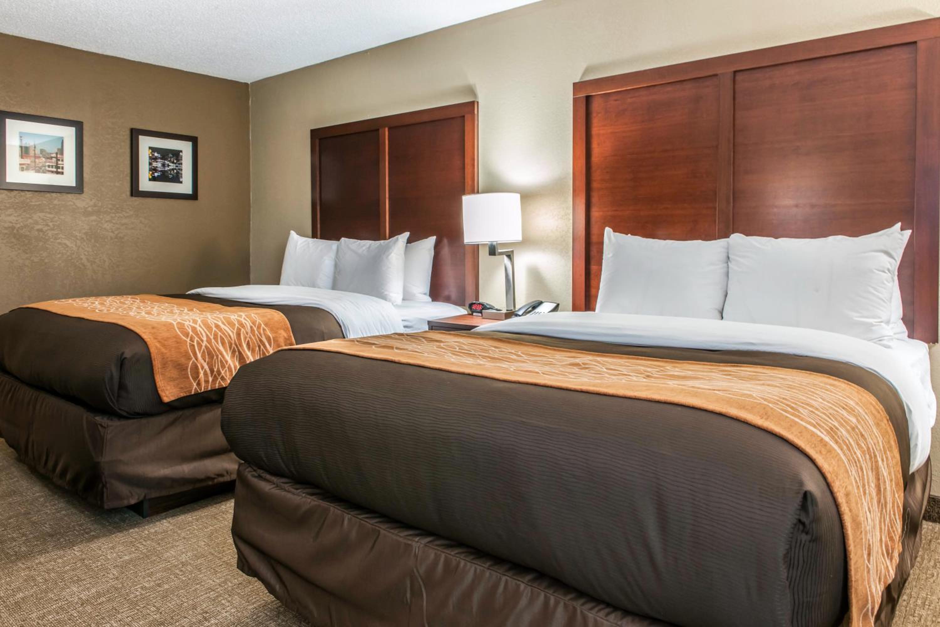 Queen Room with Two Queen Beds - Non-Smoking - Photo 2