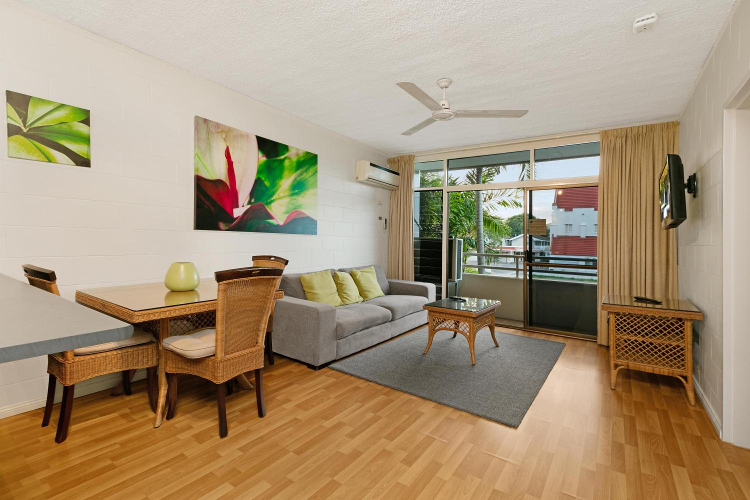 One-Bedroom Apartment photo 3