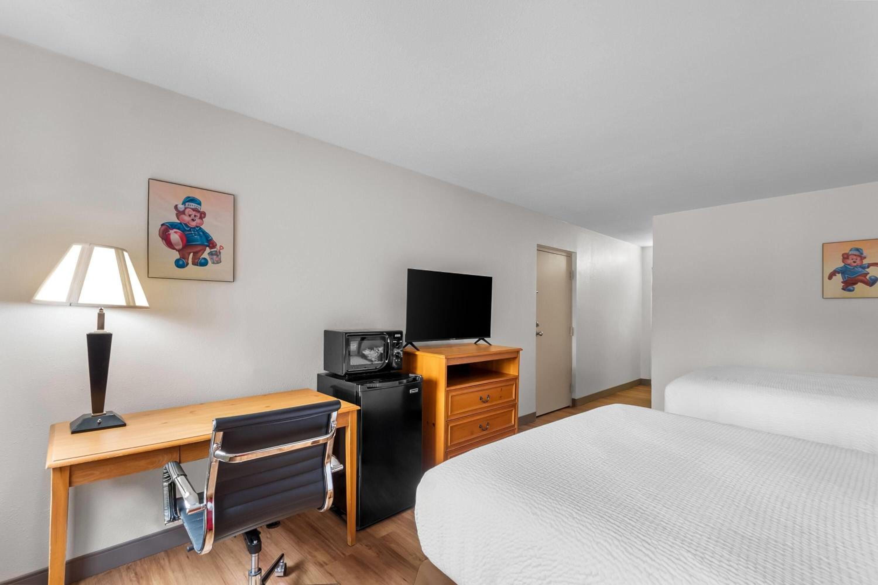 Queen Room with Walk-In Shower with Grab Bars - Mobility Accessible/Non-Smoking photo 1