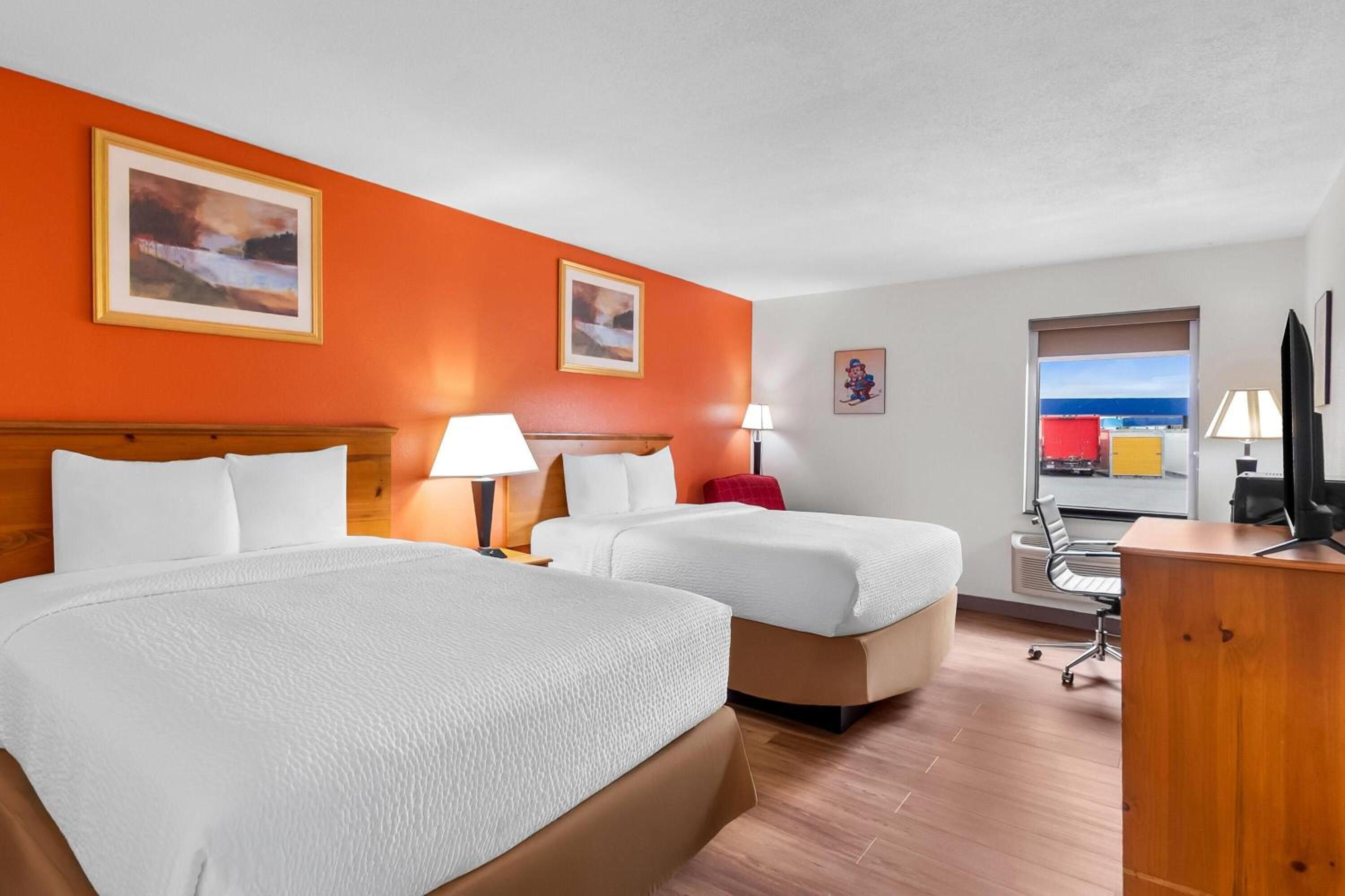 Queen Room with Walk-In Shower with Grab Bars - Mobility Accessible/Non-Smoking photo 2