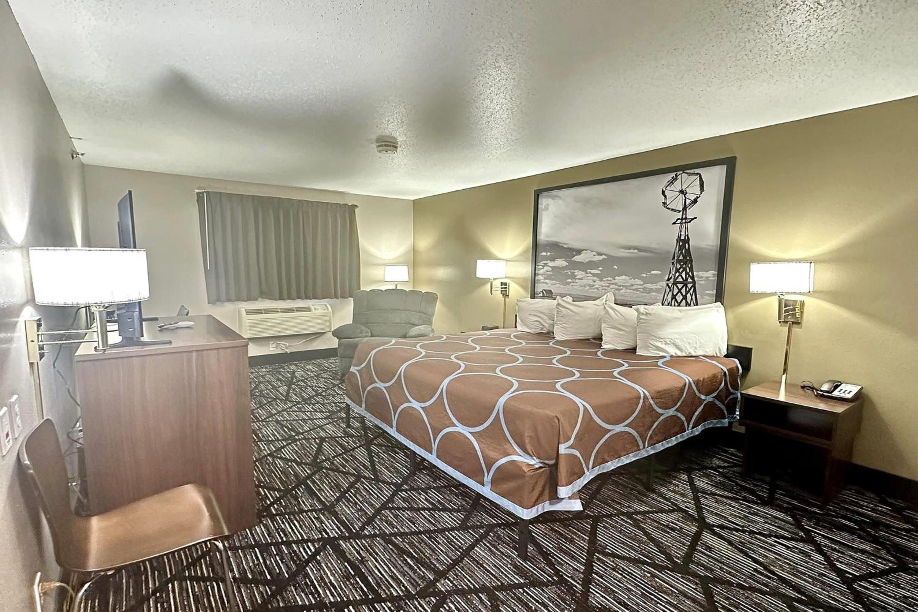 Deluxe King Room - Non-Smoking photo 2