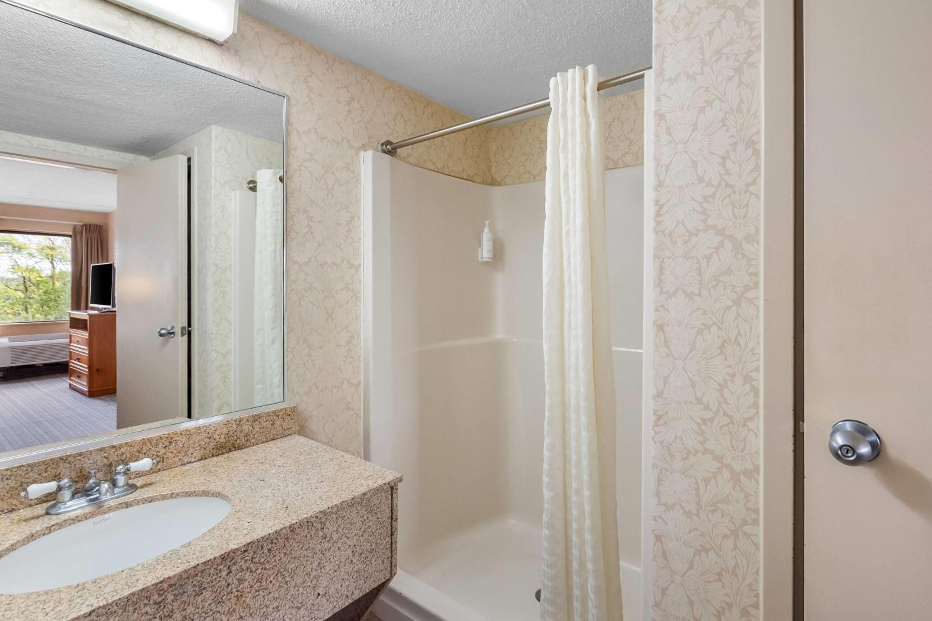 King Suite - Non-Smoking photo 3