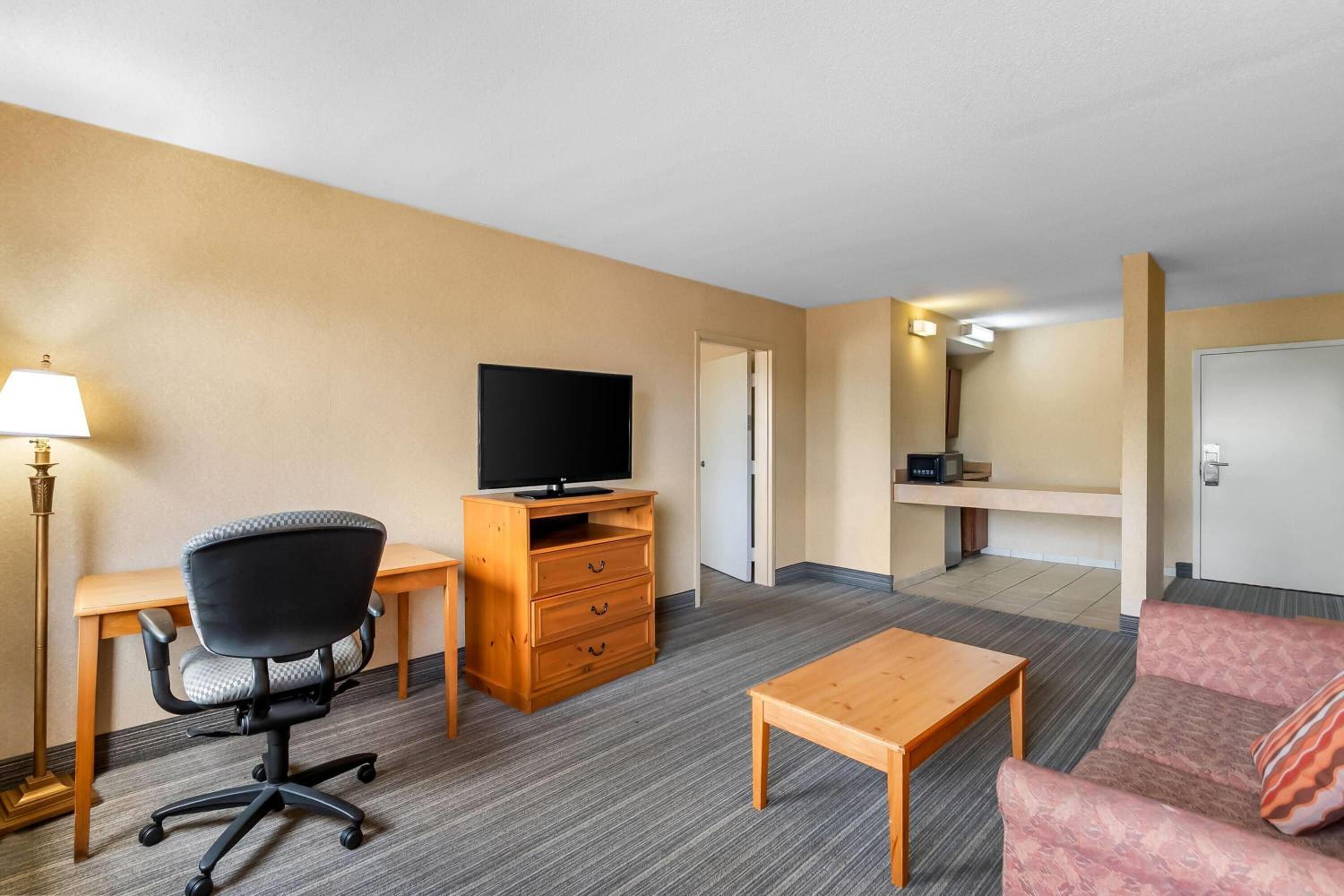 King Suite - Non-Smoking photo 2