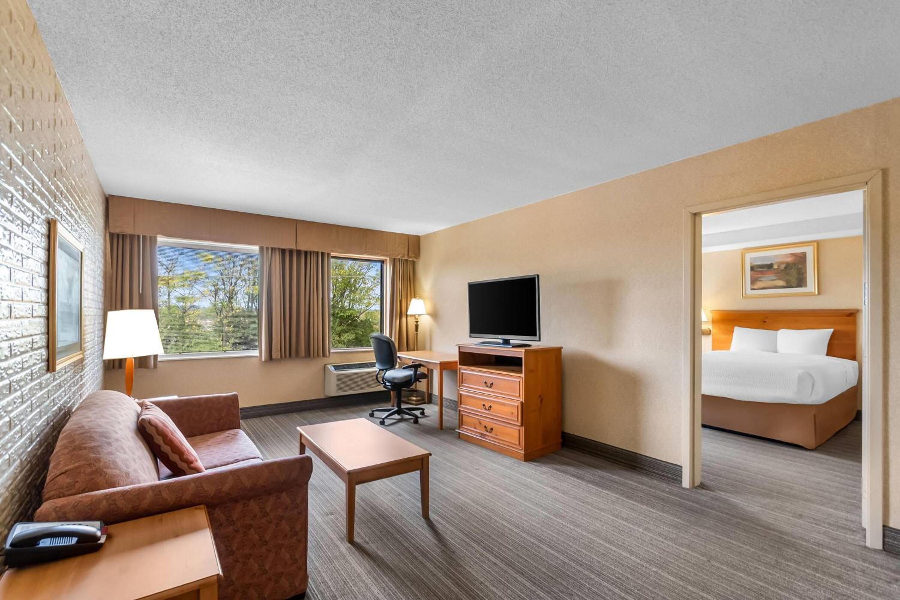 King Suite - Non-Smoking photo 1