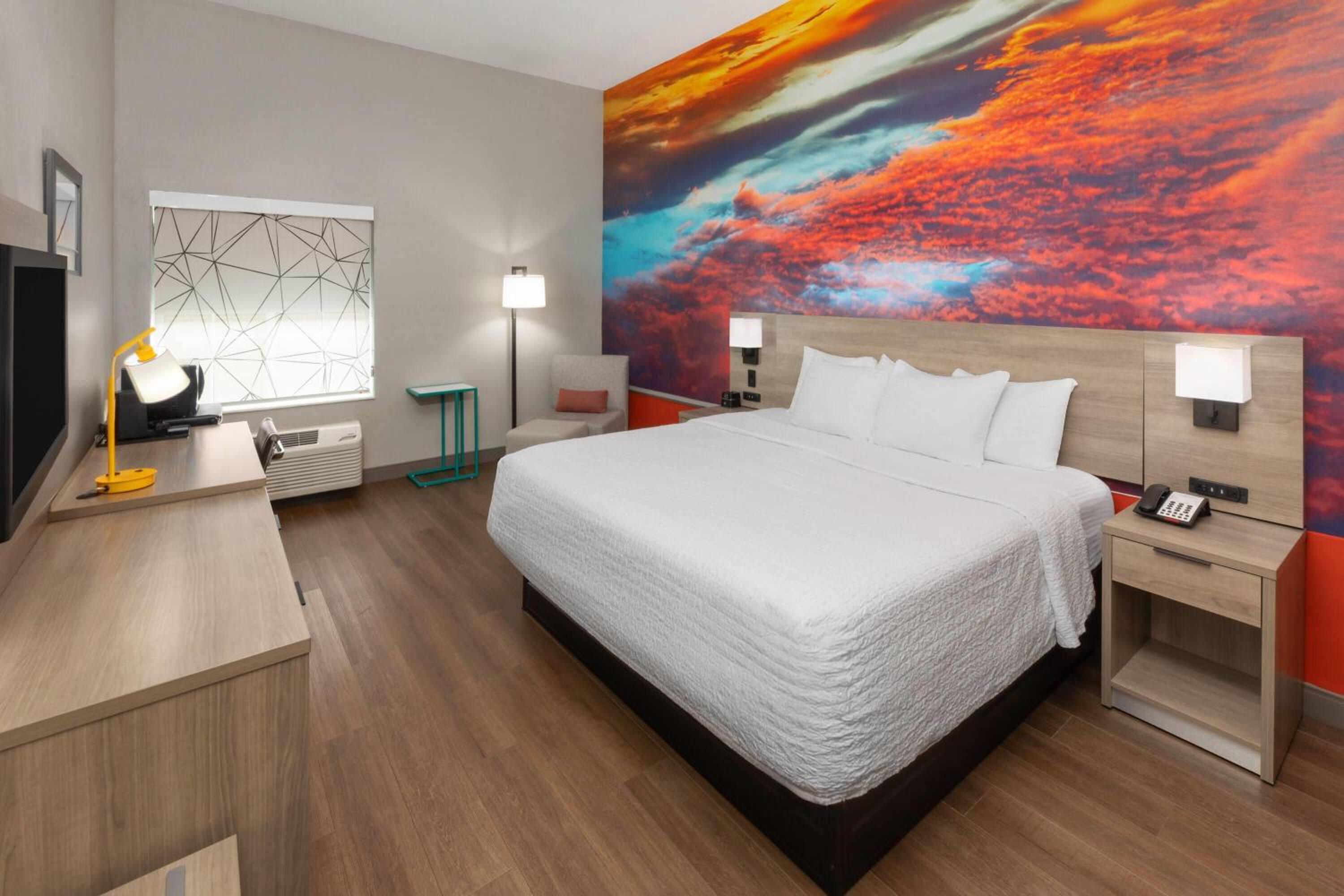 Deluxe King Room with Roll-In Shower -  Mobility Accessible/Non-Smoking - Photo 2