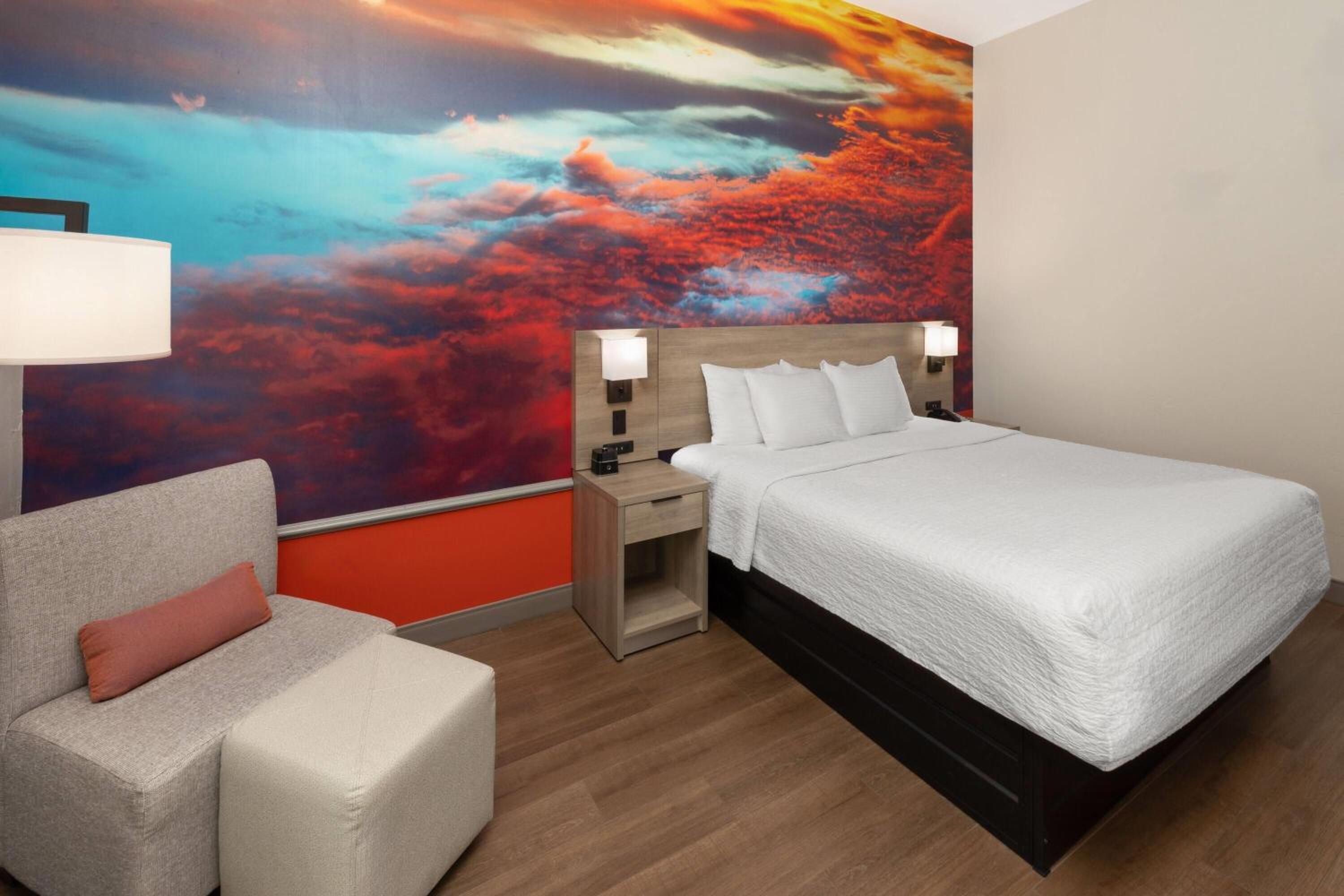 Deluxe King Room with Roll-In Shower -  Mobility Accessible/Non-Smoking - Photo 1