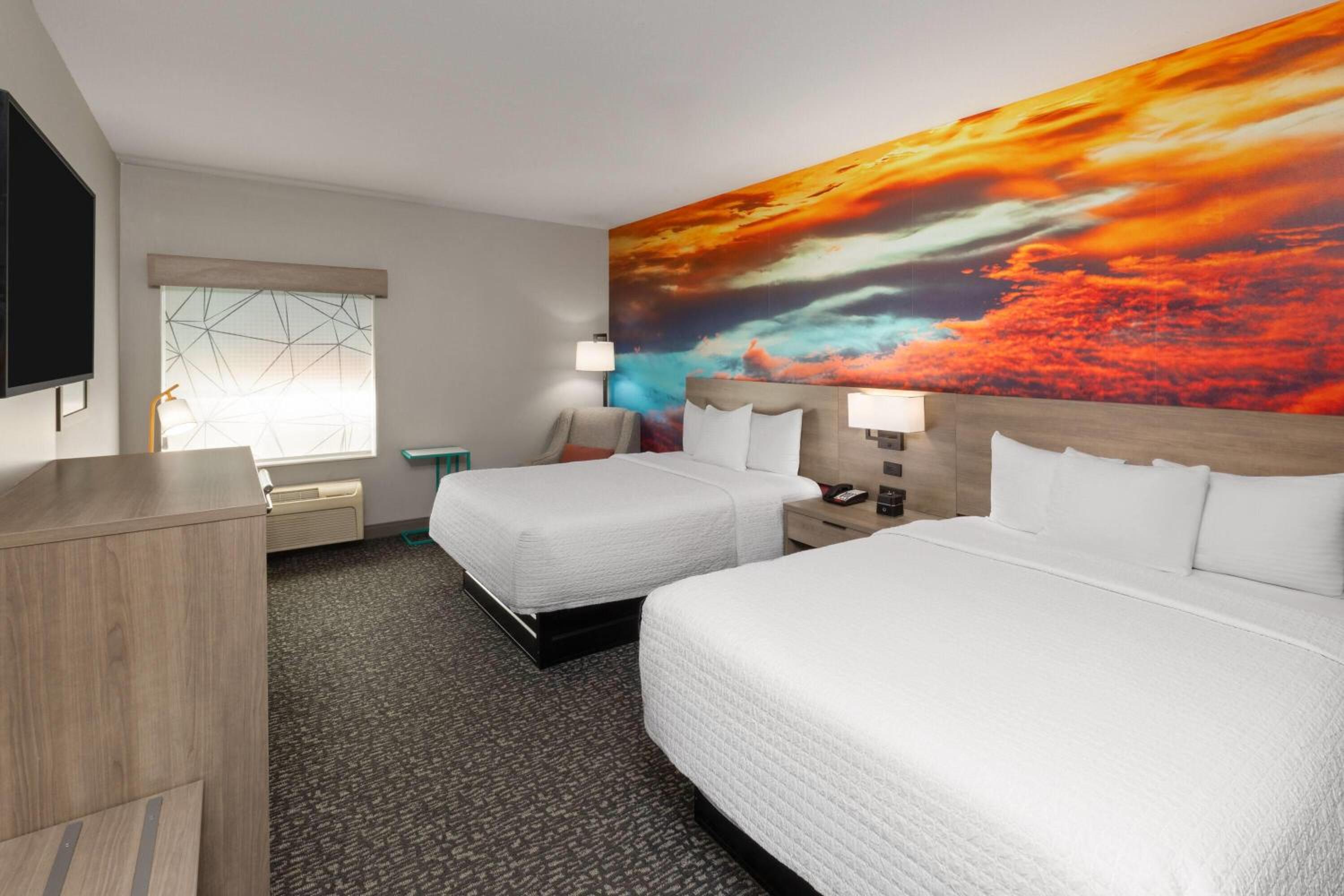 Deluxe Queen Room with Two Queen Beds - Photo 5