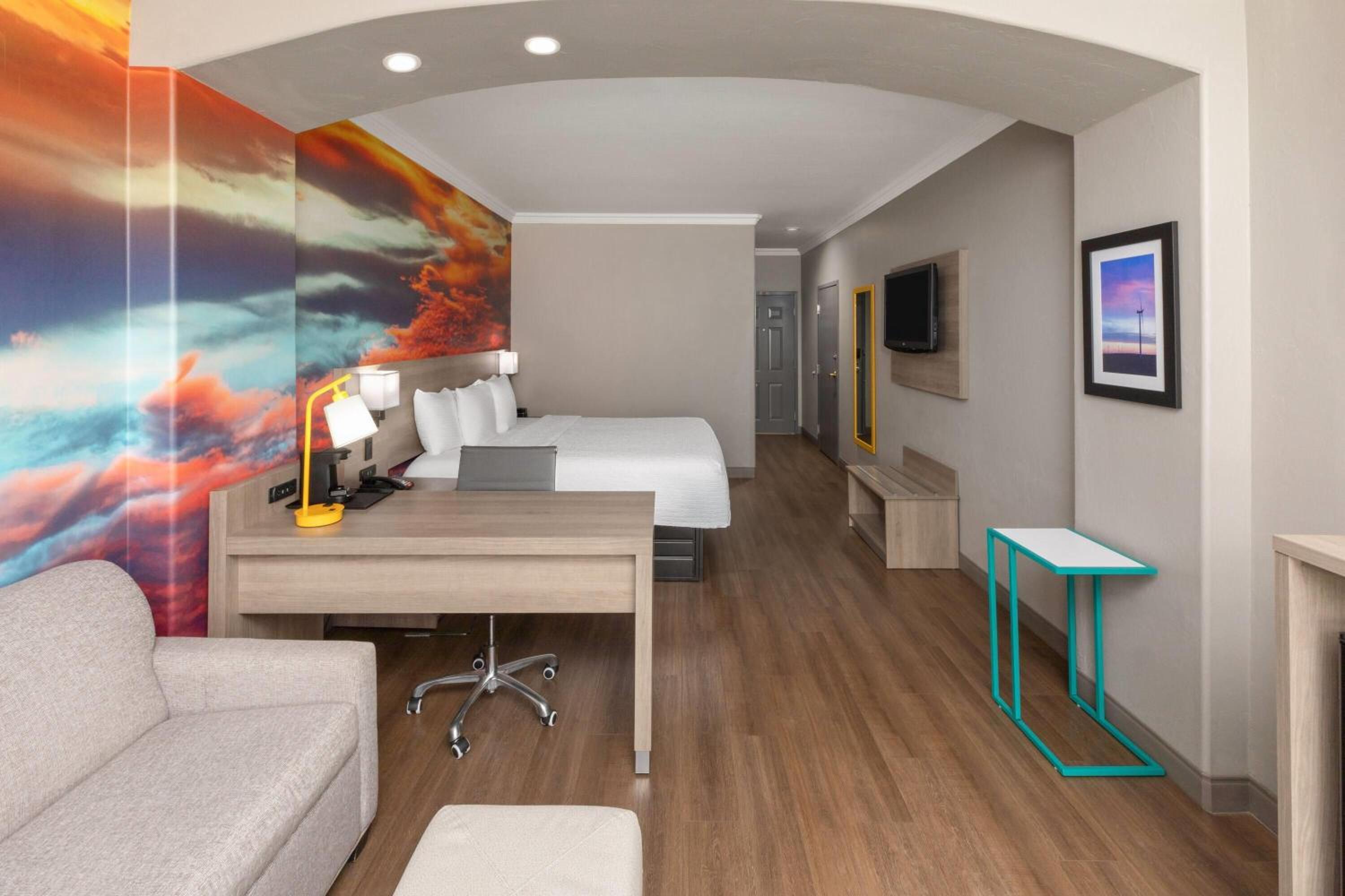 King Room with Bath Tub - Mobility/Hearing Accessible - Non-Smoking - Photo 5