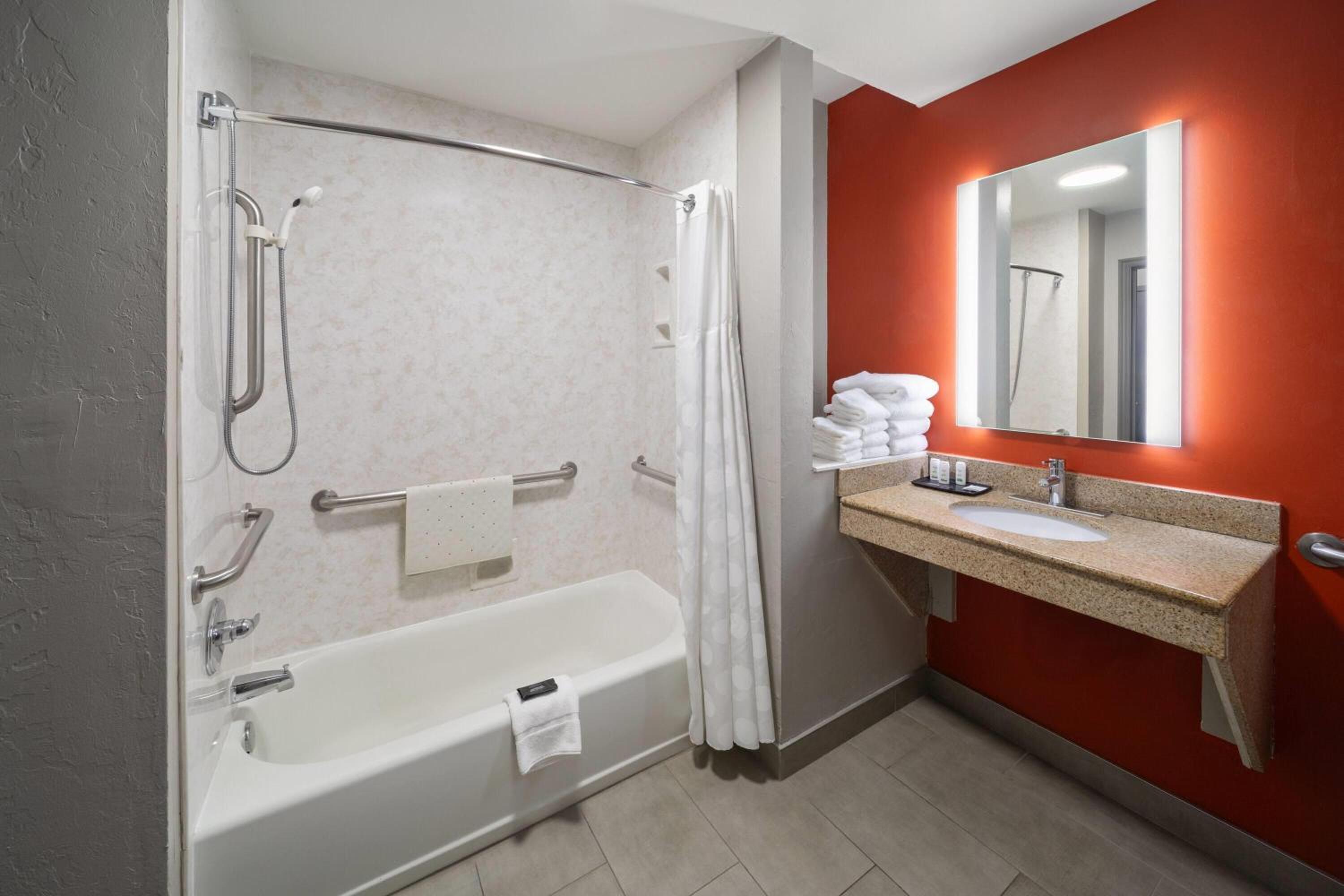 Deluxe Studio Suite with One King Bed and Tub with Grab Bars - Hearing/Mobility Access - Non-Smoking - Photo 2