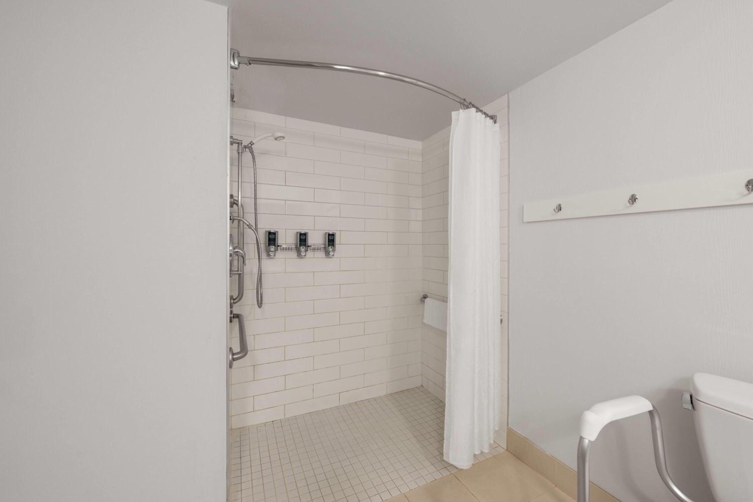 Deluxe King Room - Mobility Access/Non-Smoking - Photo 1