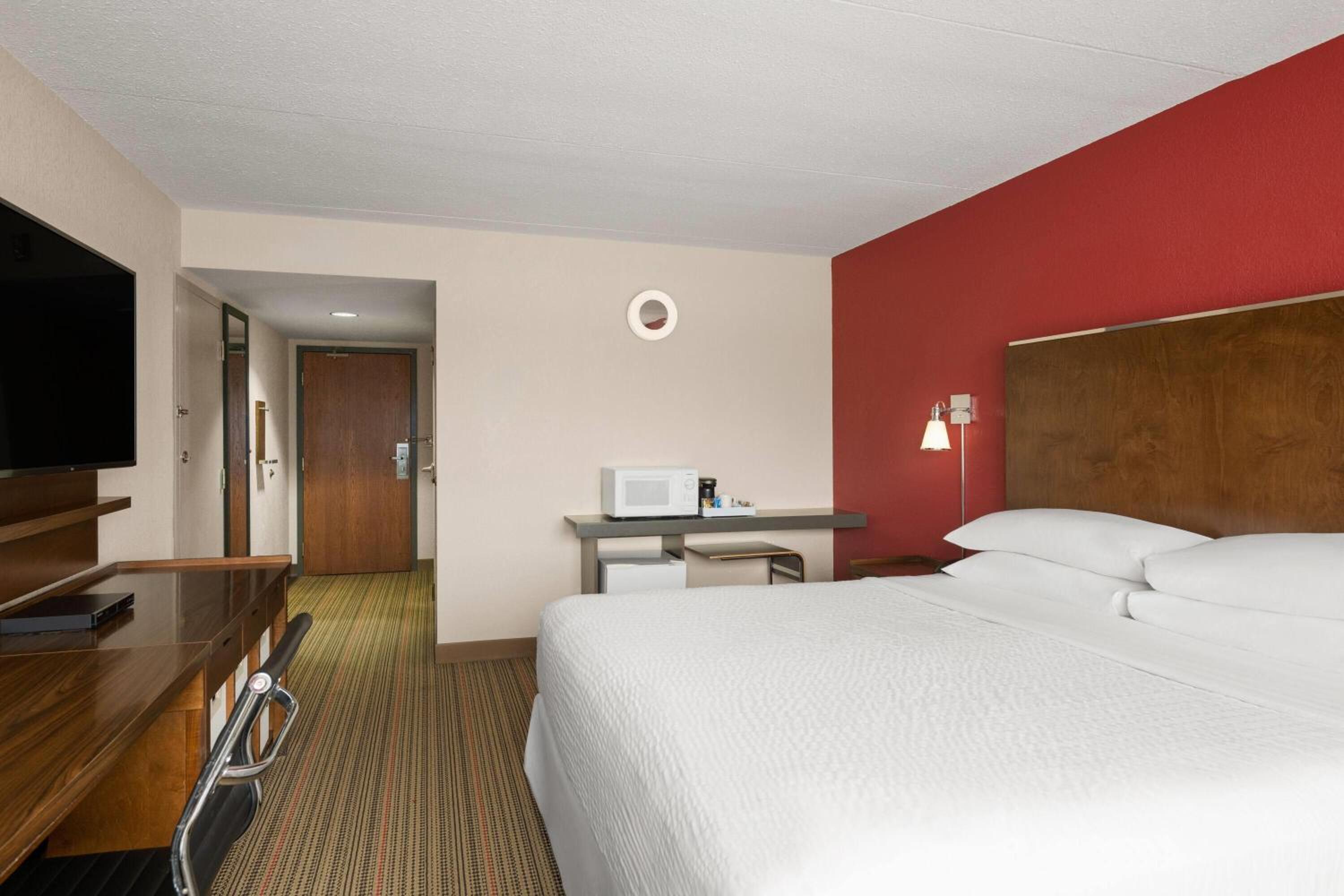 Deluxe King Room - Mobility Access/Non-Smoking - Photo 2