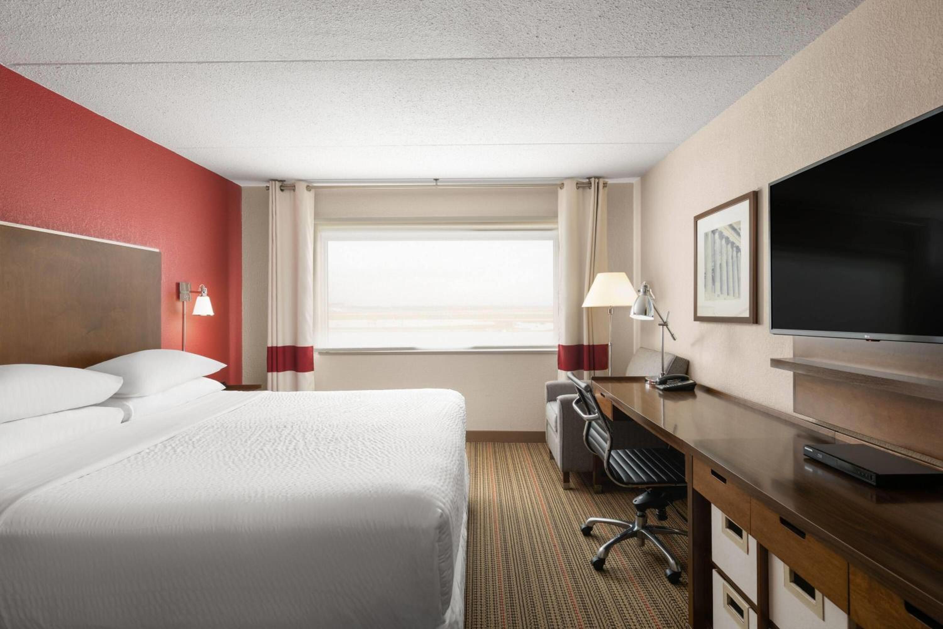 Deluxe King Room - Mobility Access/Non-Smoking - Photo 3