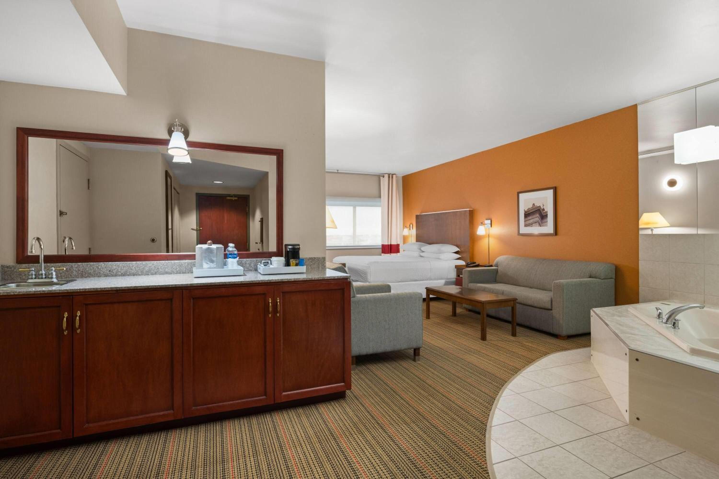 Luxury King Suite - Non-Smoking - Photo 1