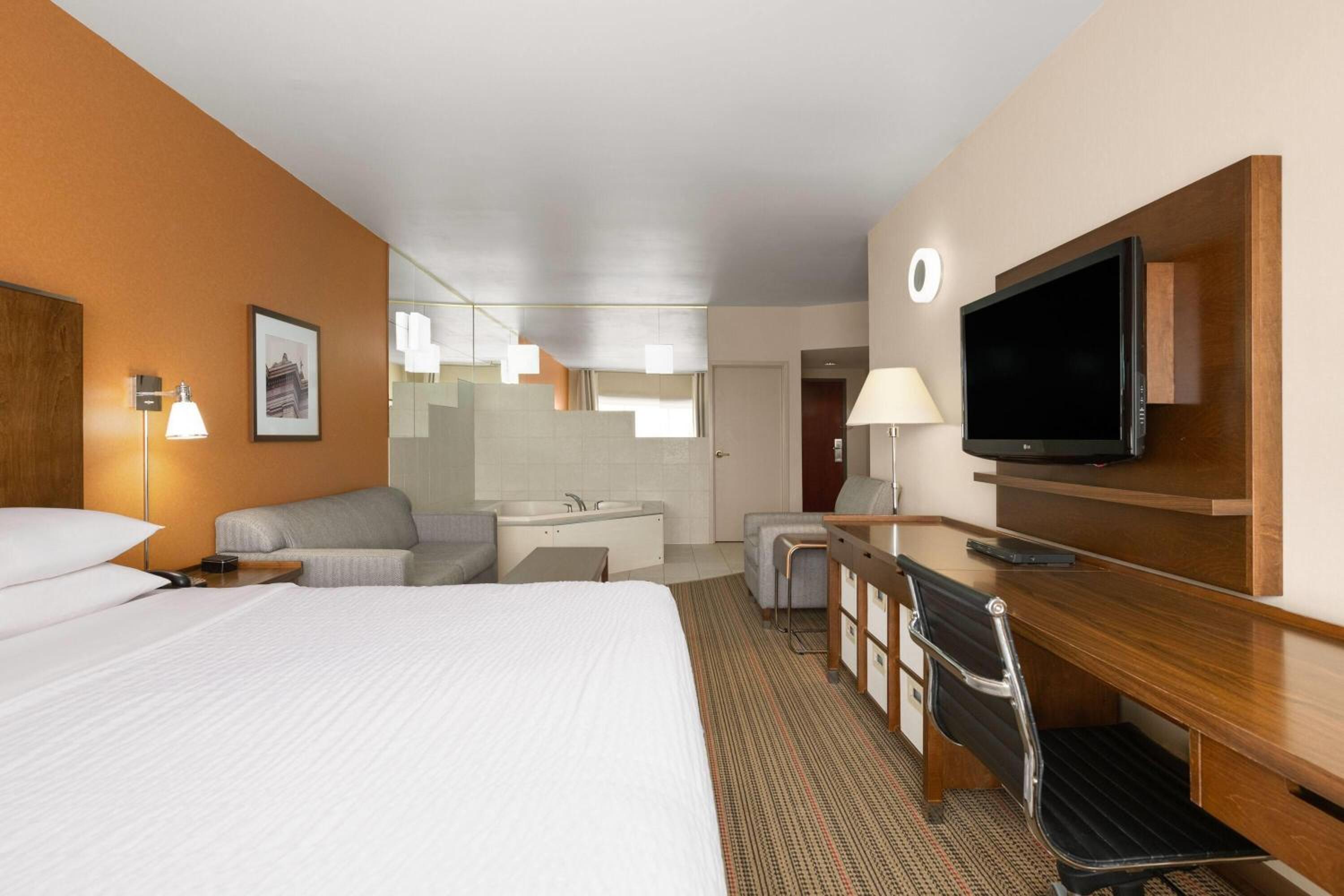 Luxury King Suite - Non-Smoking - Photo 2