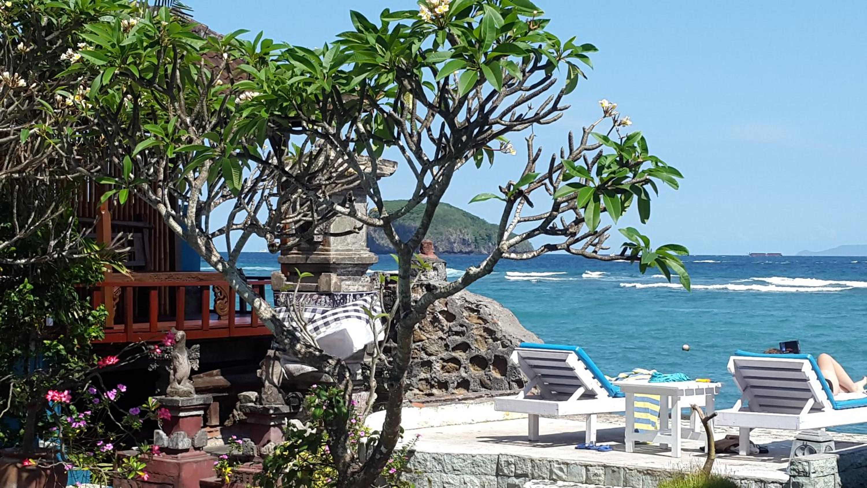 One-Bedroom Bungalow with Sea View - Photo 3