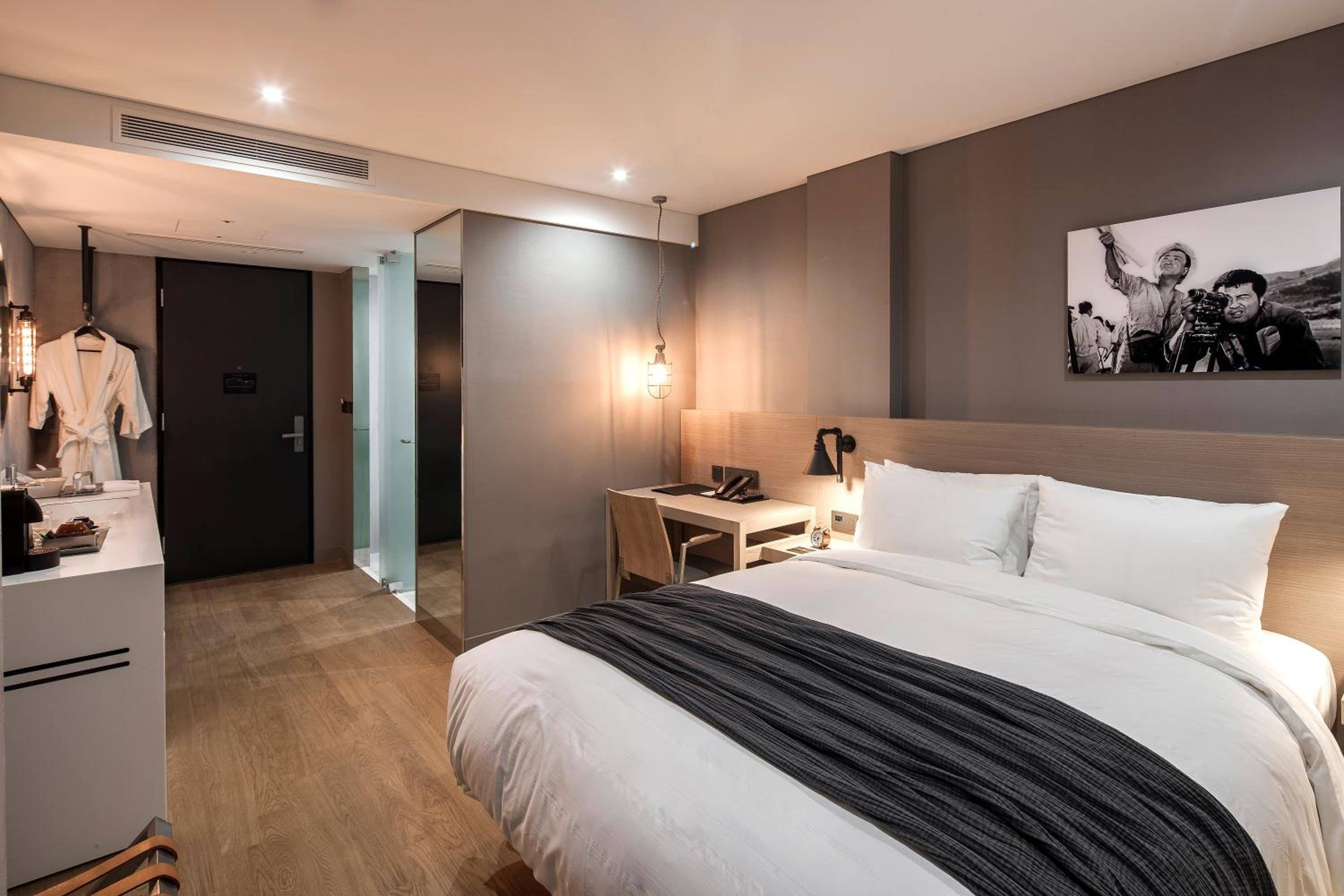 Standard Queen Room