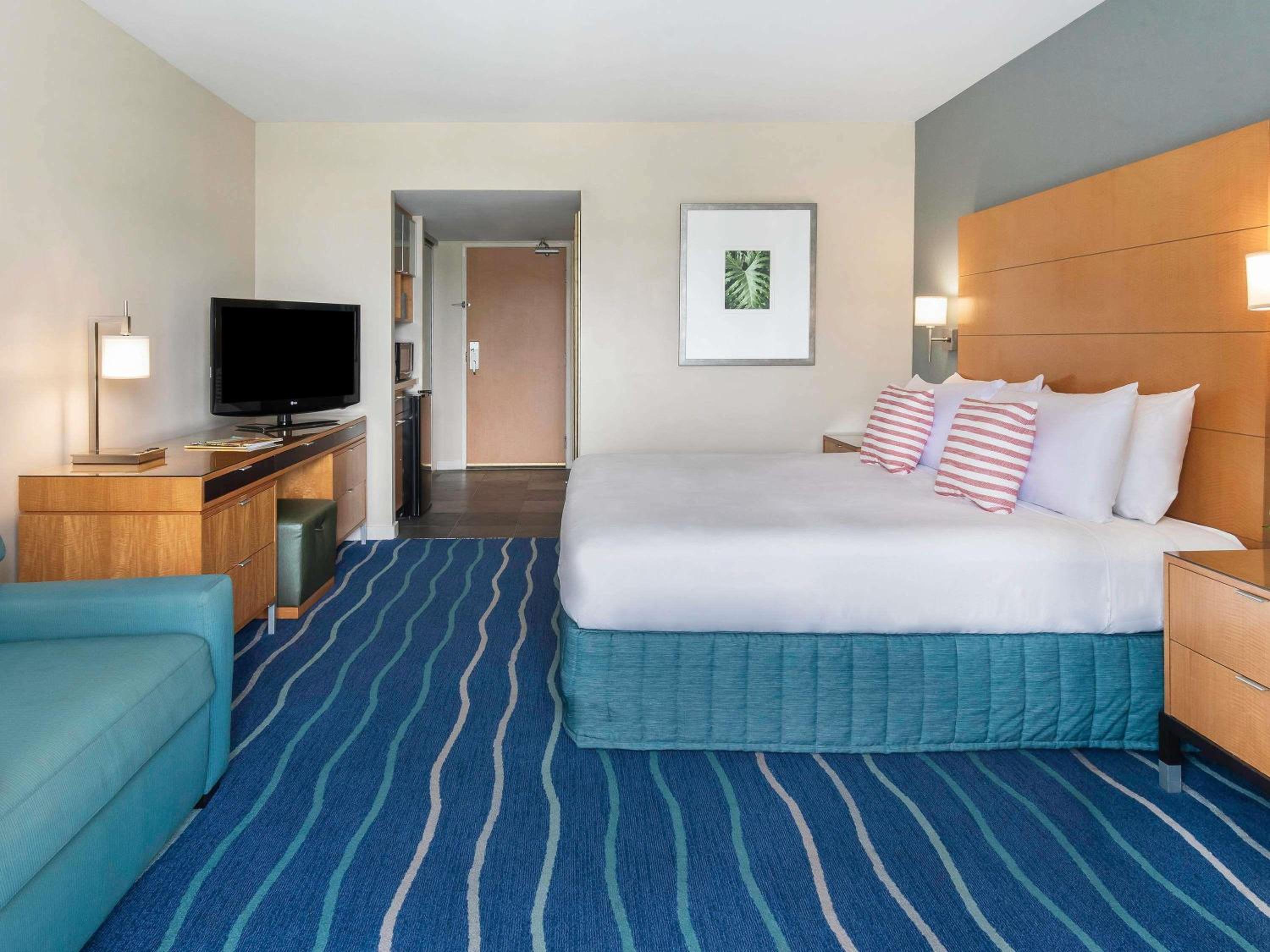 Waikiki Tower Room with Ocean View photo 1