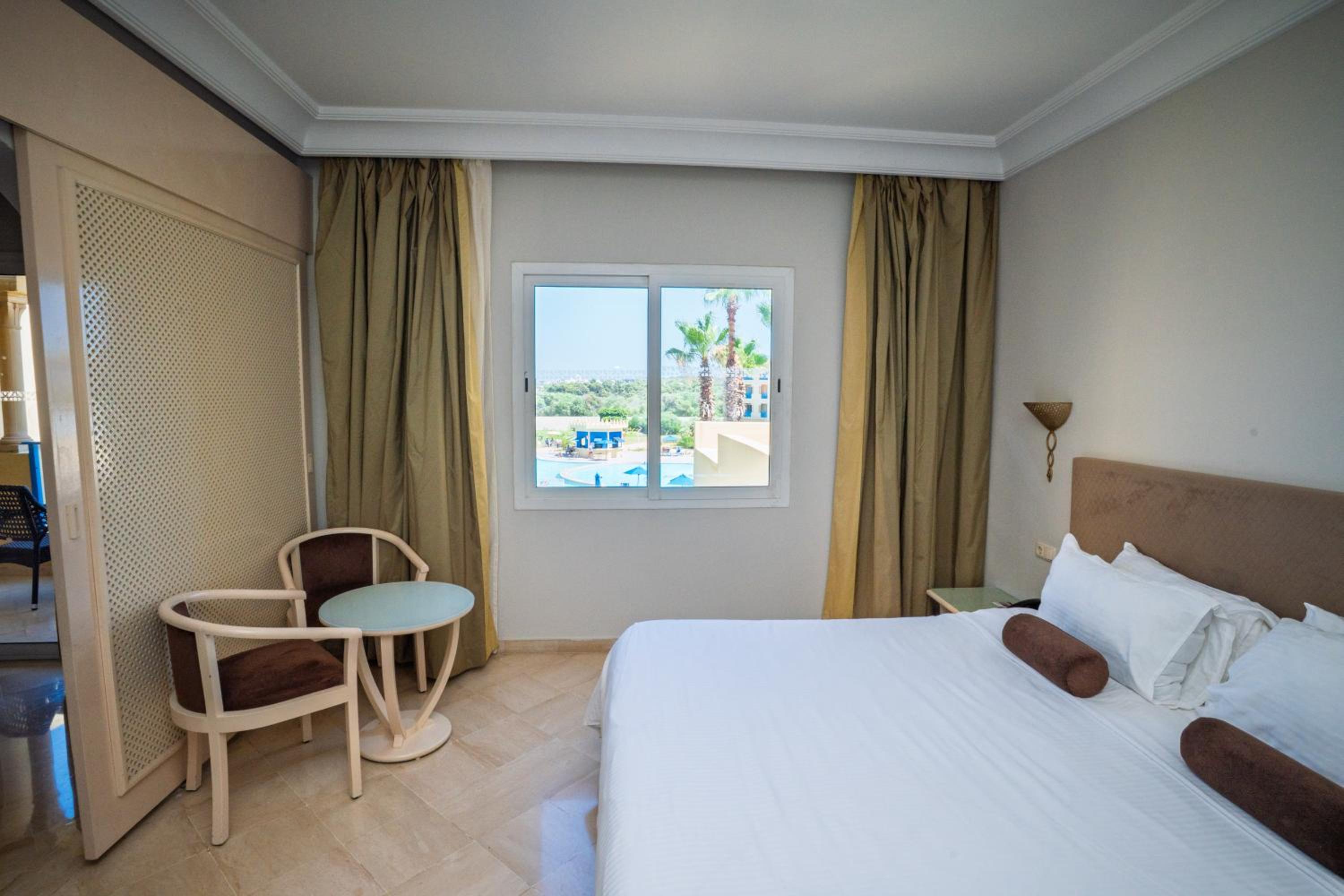 Superior Suite with pool view - Photo 4
