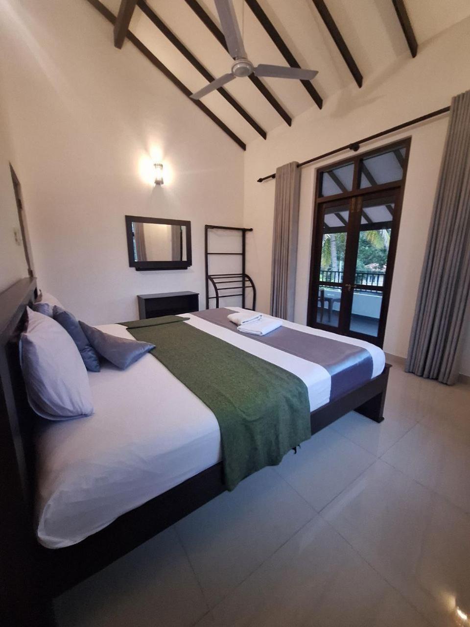Queen Room with Balcony photo 2