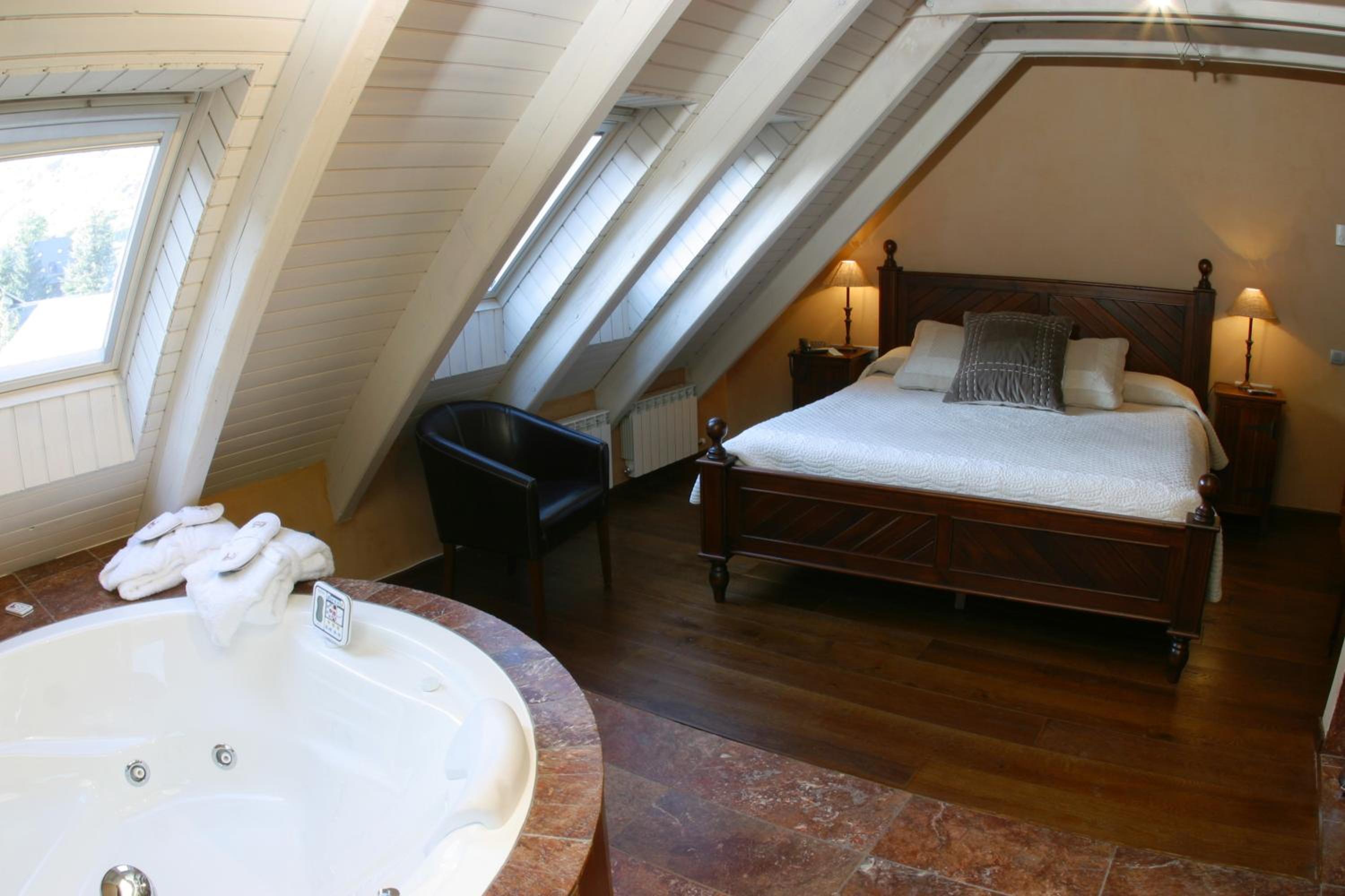 Suite with Spa Bath photo 3