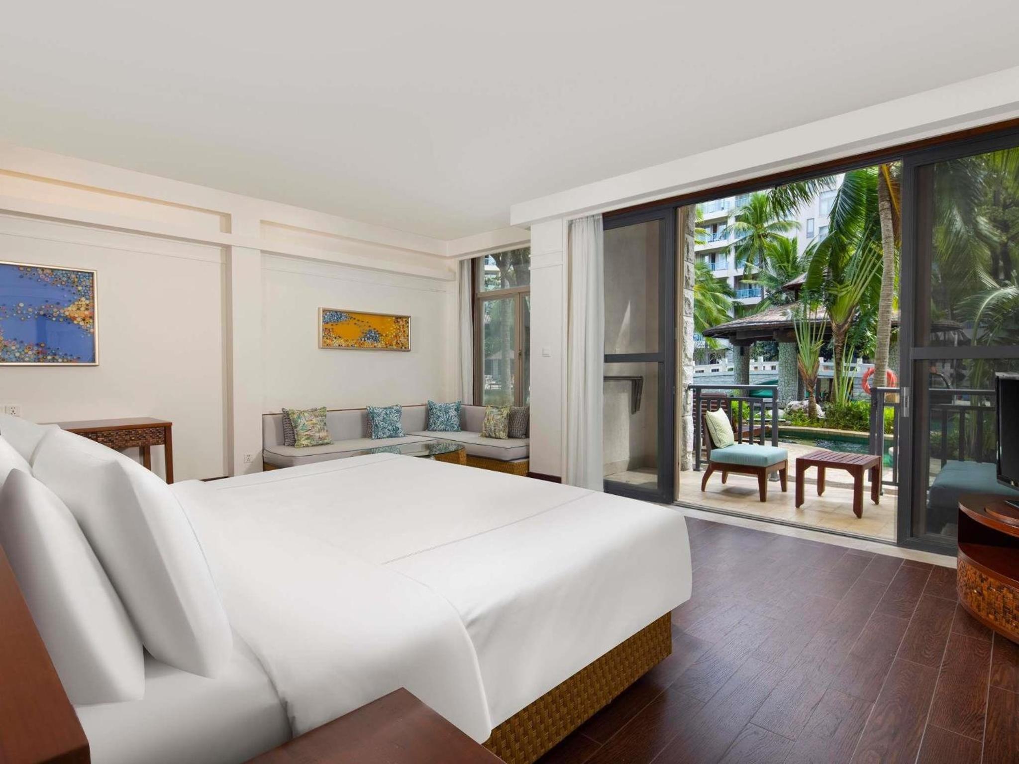 Swiss Signature Room, 1 King Size Bed, Connect with Public Swimming Pool