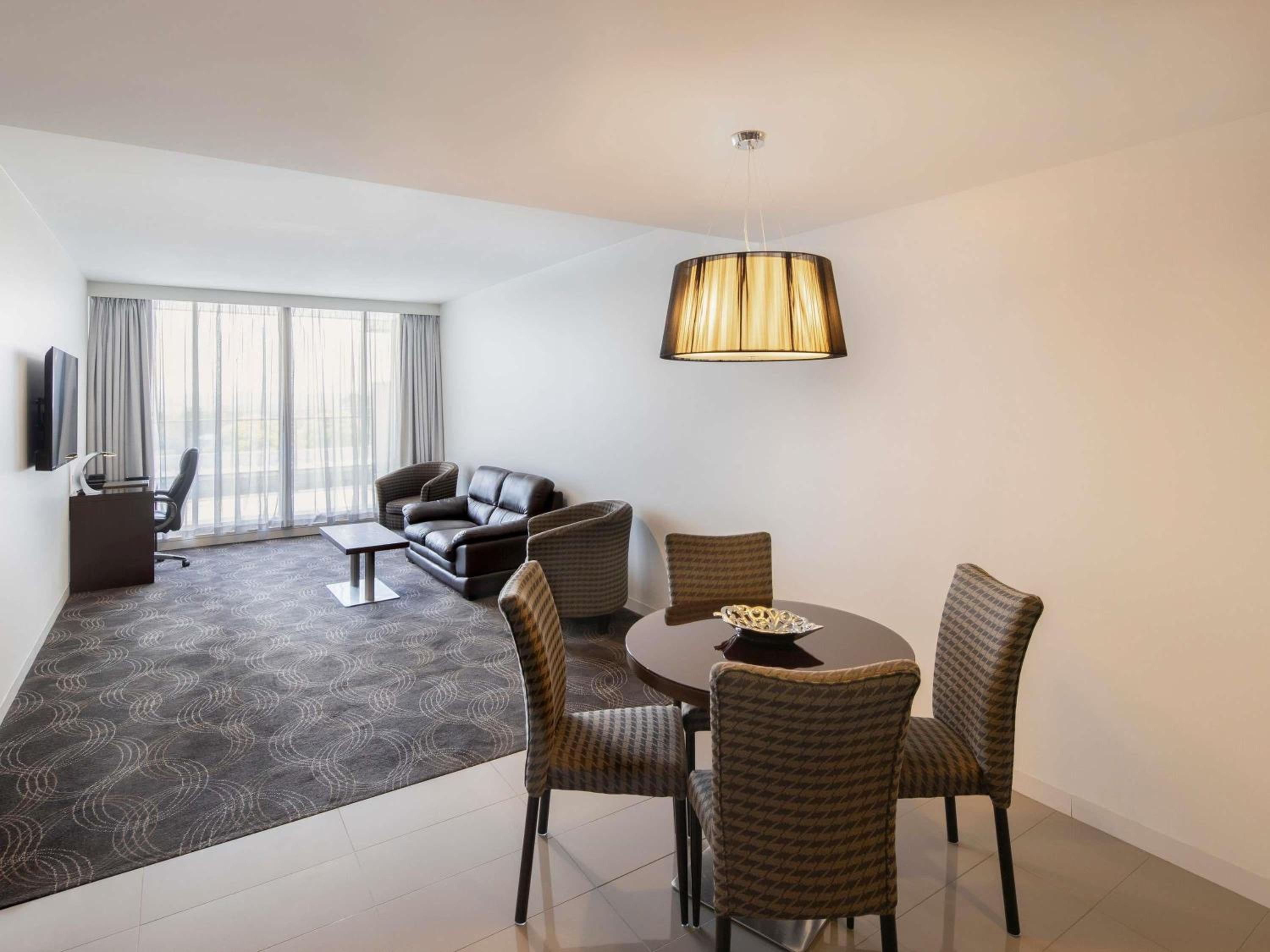 Deluxe One-Bedroom King Apartment with Spa Bath  - Photo 2