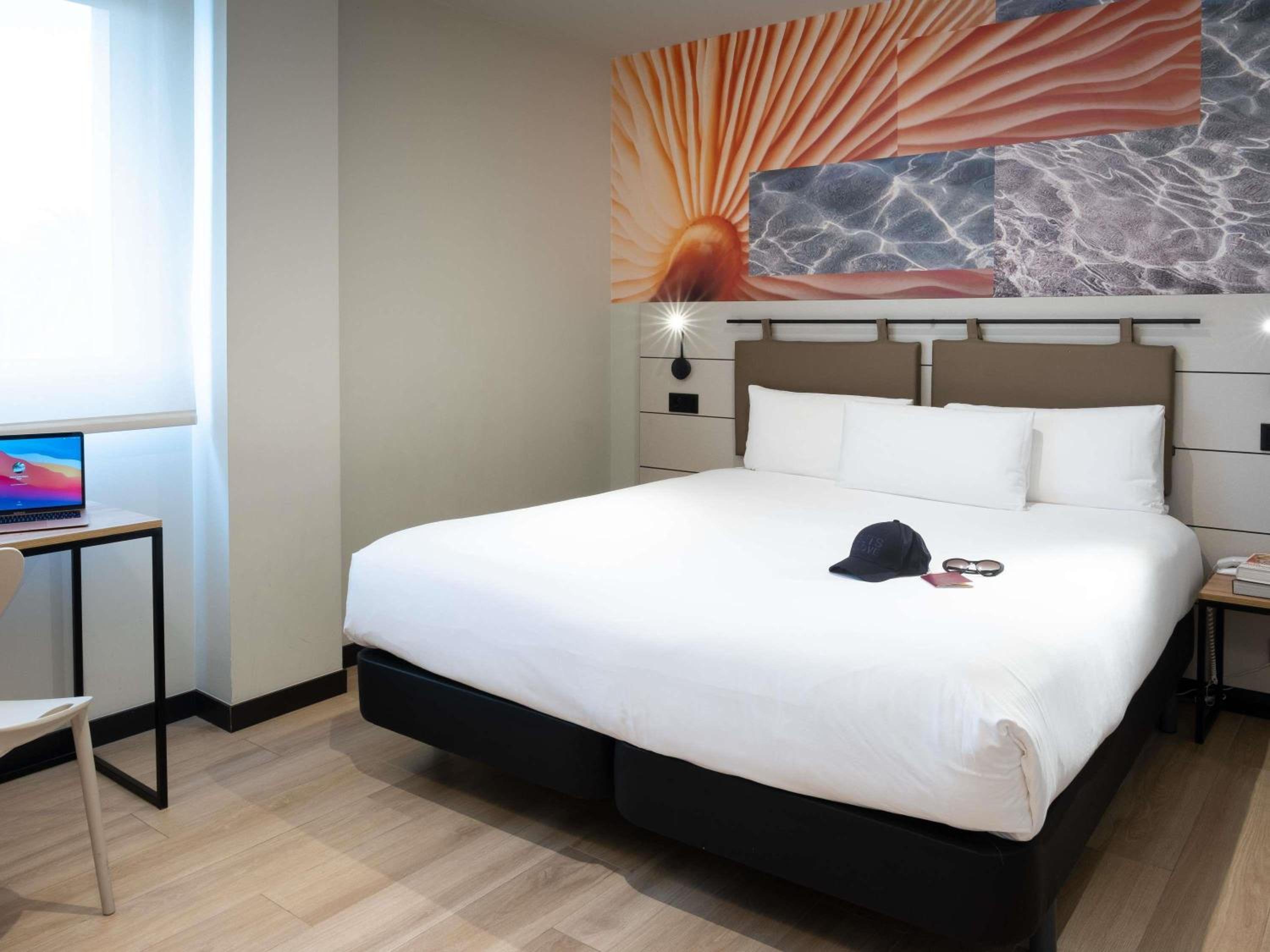 Quadruple Room with One Double and Two Single Beds - Photo 1