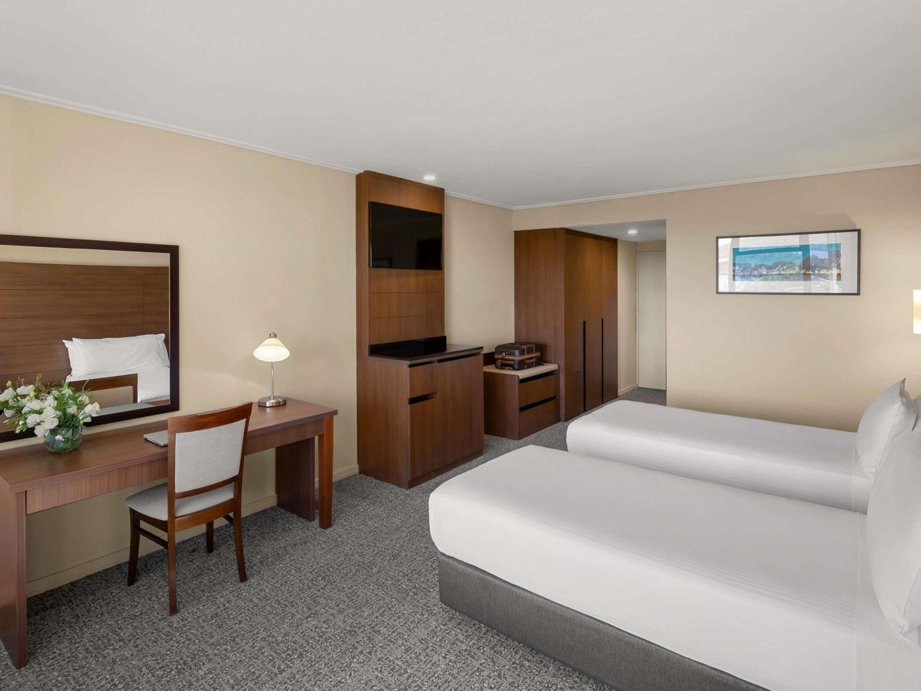 Deluxe King Room with City Side