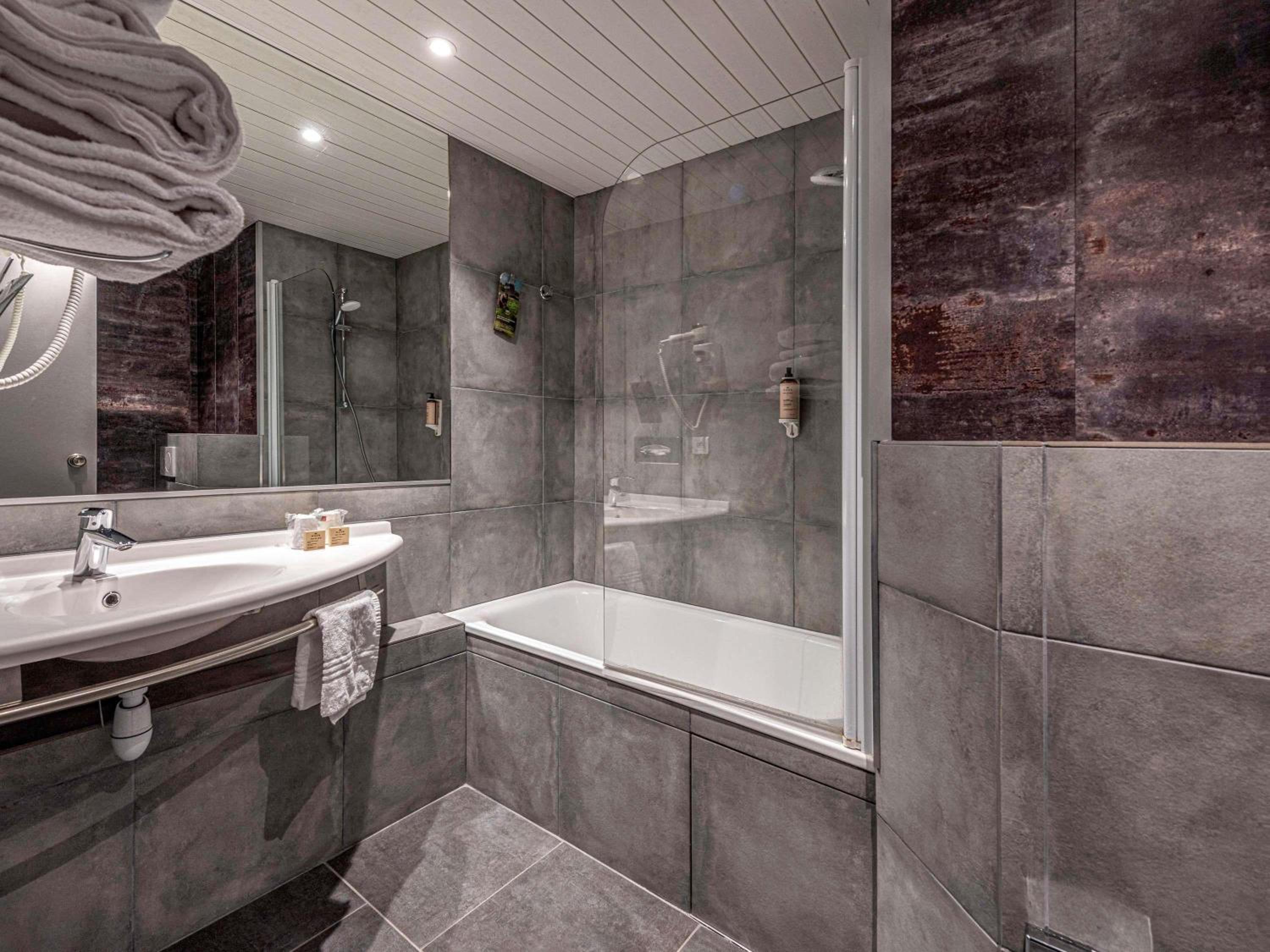 Classic Room with One Double Bed and Twin Beds