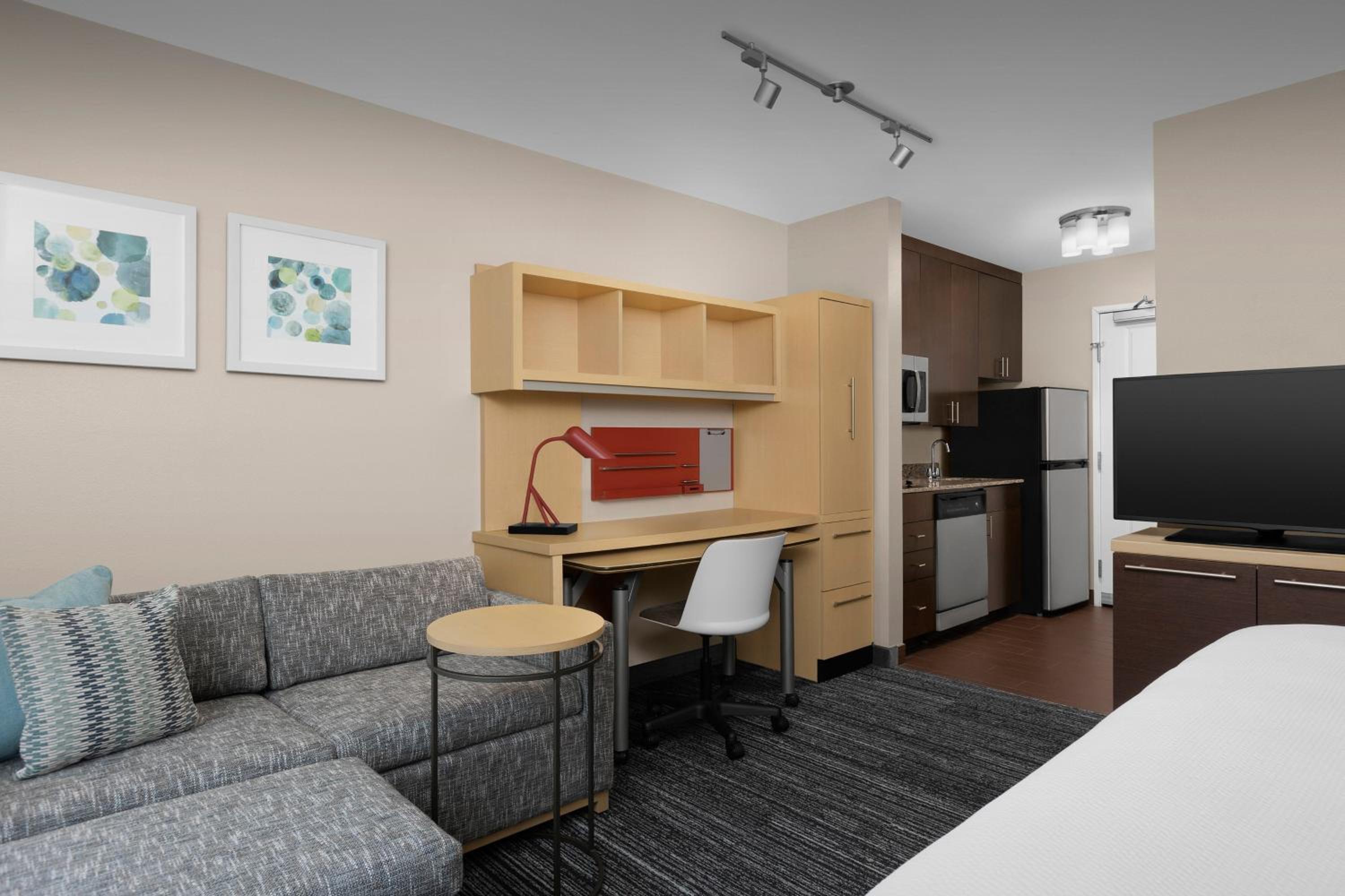 King Studio with Sofa Bed and Roll-in Shower - Mobility Accessible