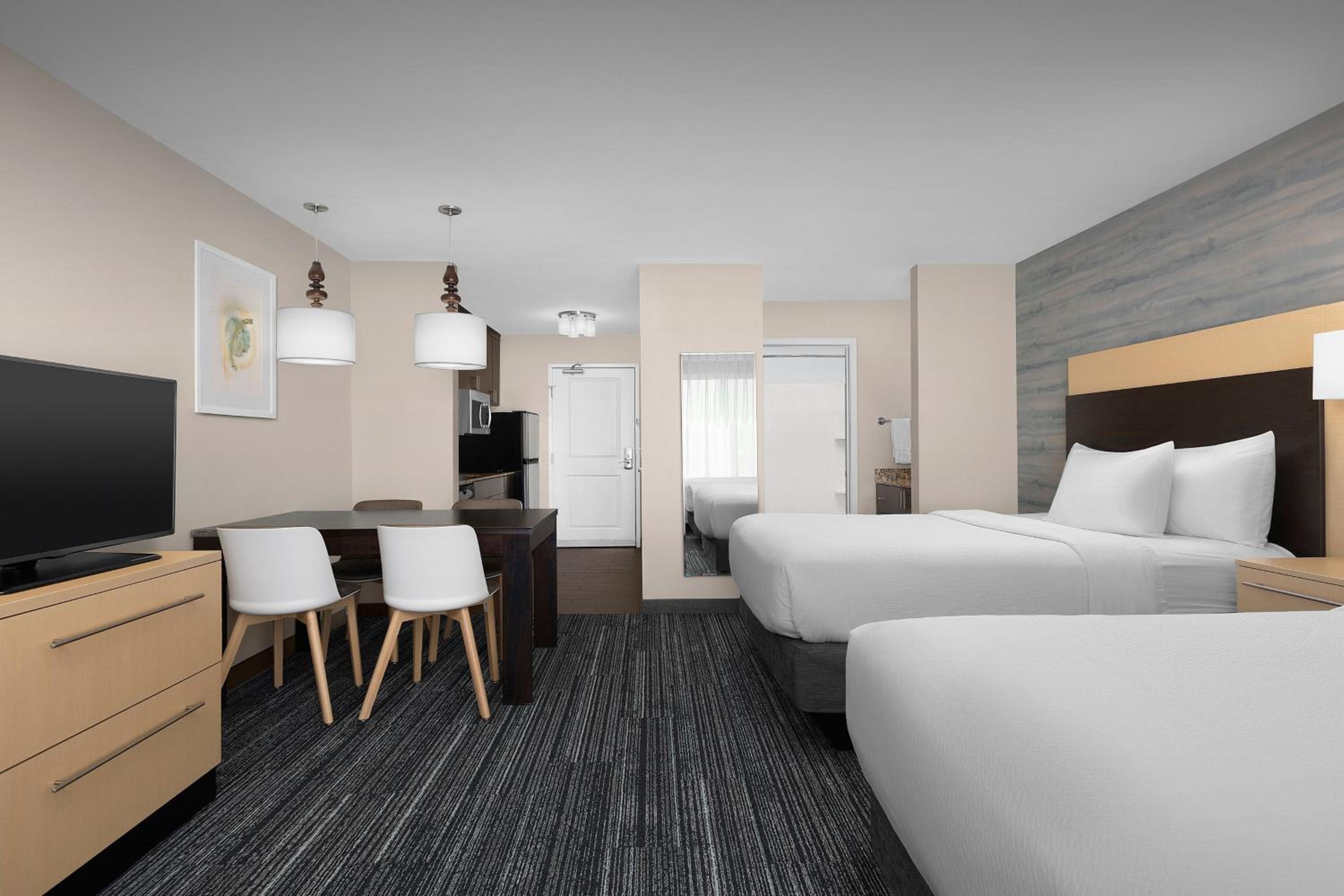 Studio with Two Queen Beds - Hearing Accessible