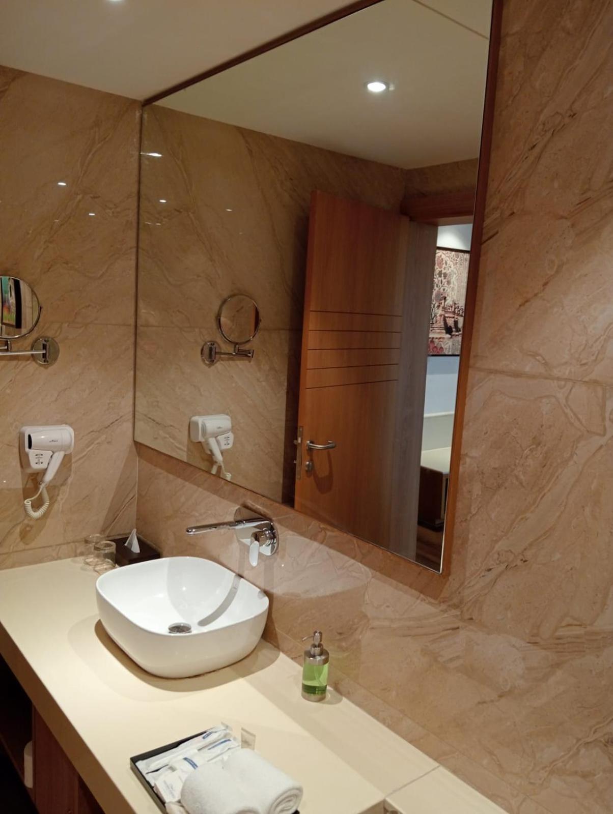 Sarovar Suite - 1 Double Bed - Photo 5