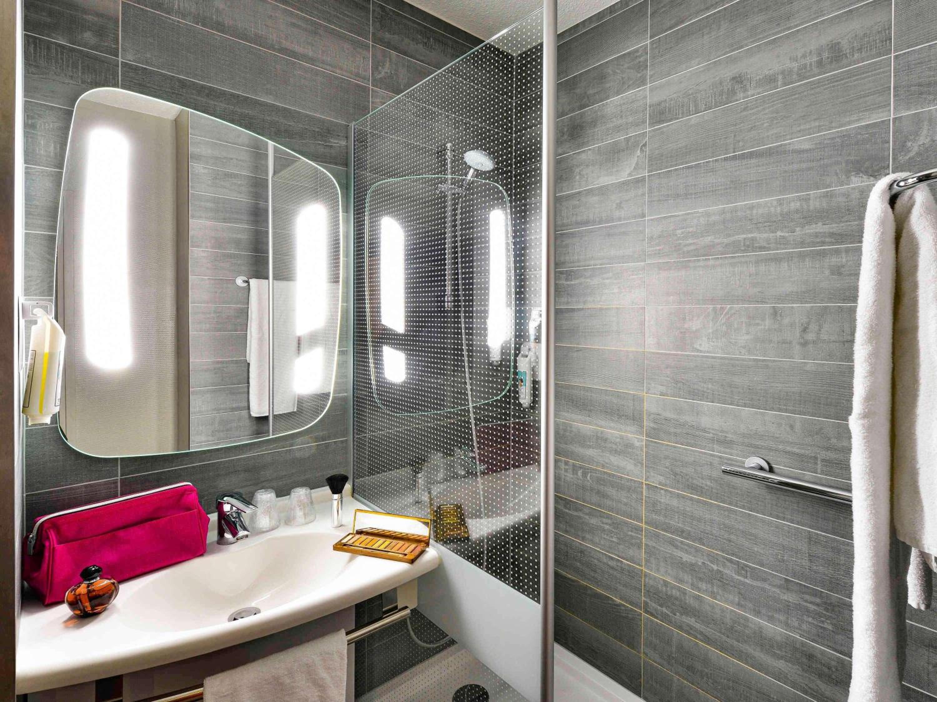 Standard Room With Three Single Beds - Photo 1