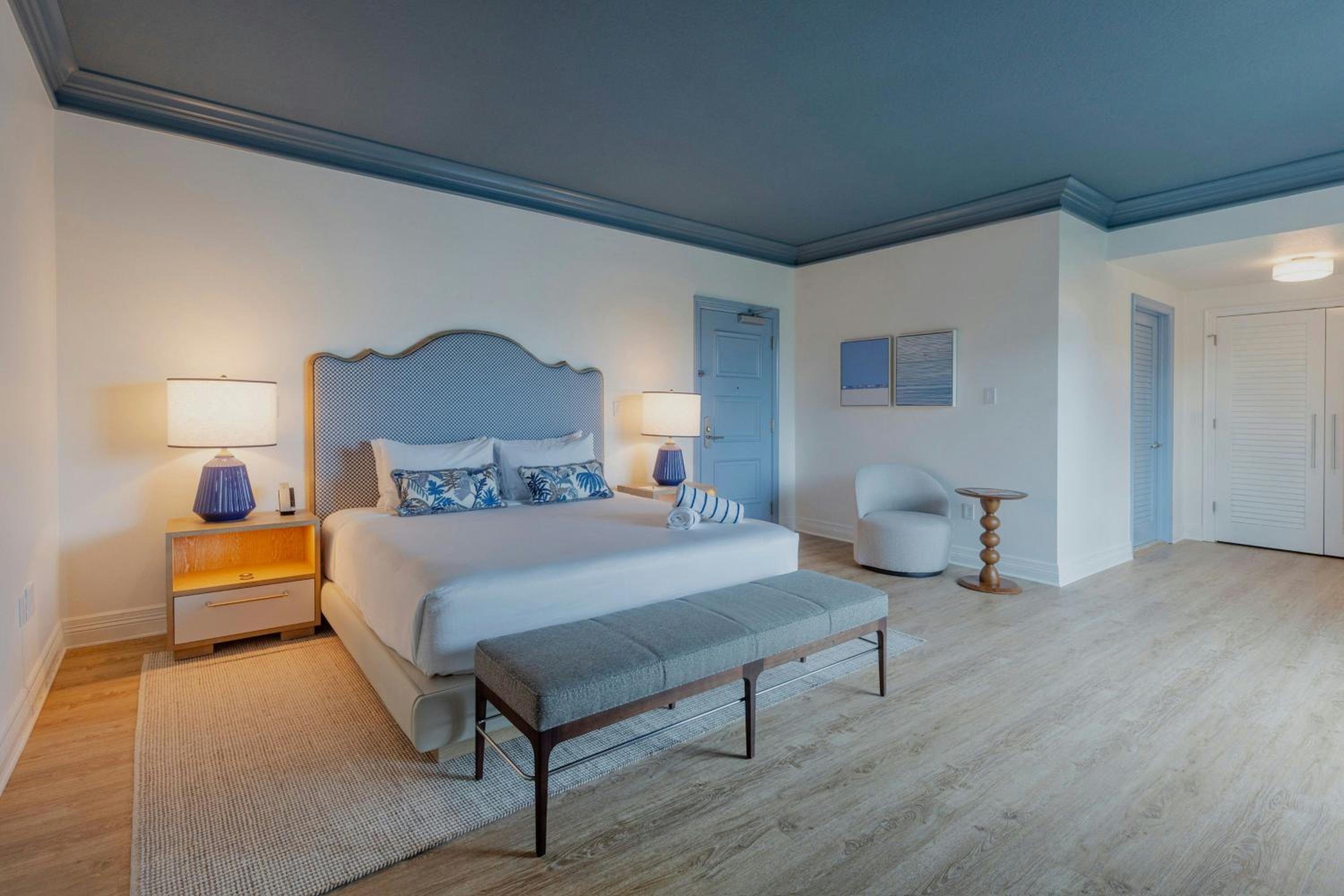 Classic King Room with Balcony and City View - Photo 1