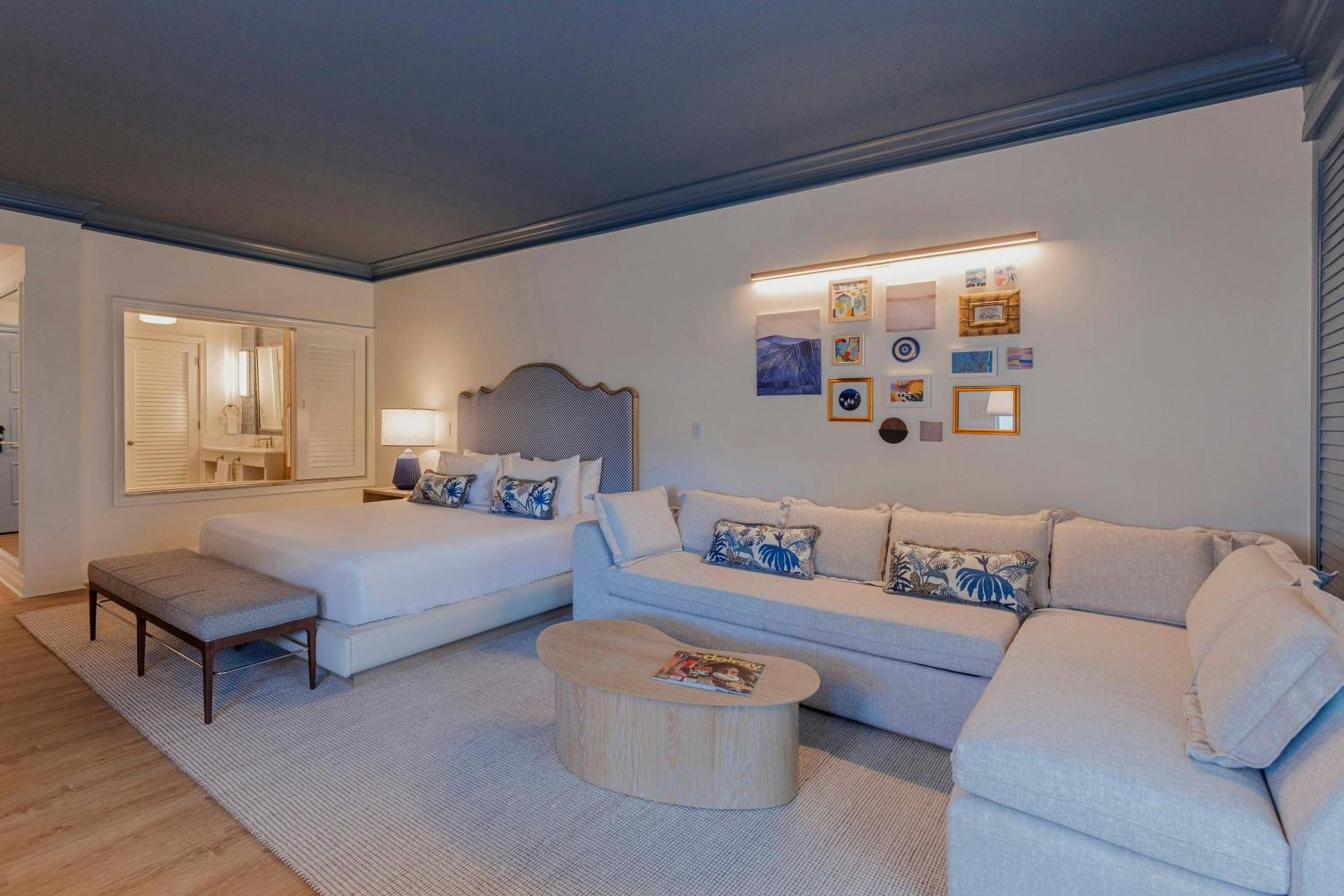 Deluxe King Room with Sofa Bed and City View