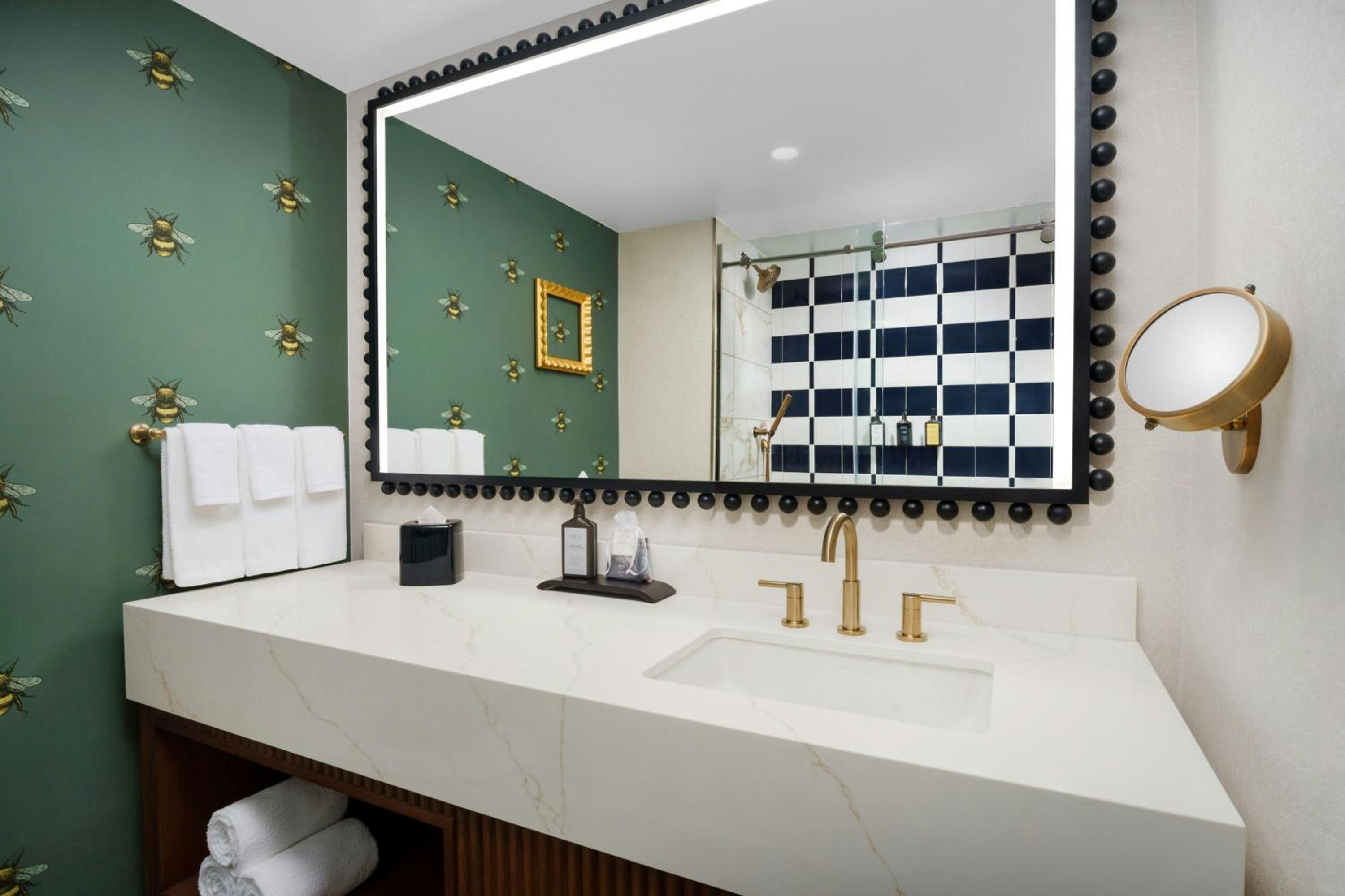 Deluxe Queen Room with Two Queen Beds - Photo 2