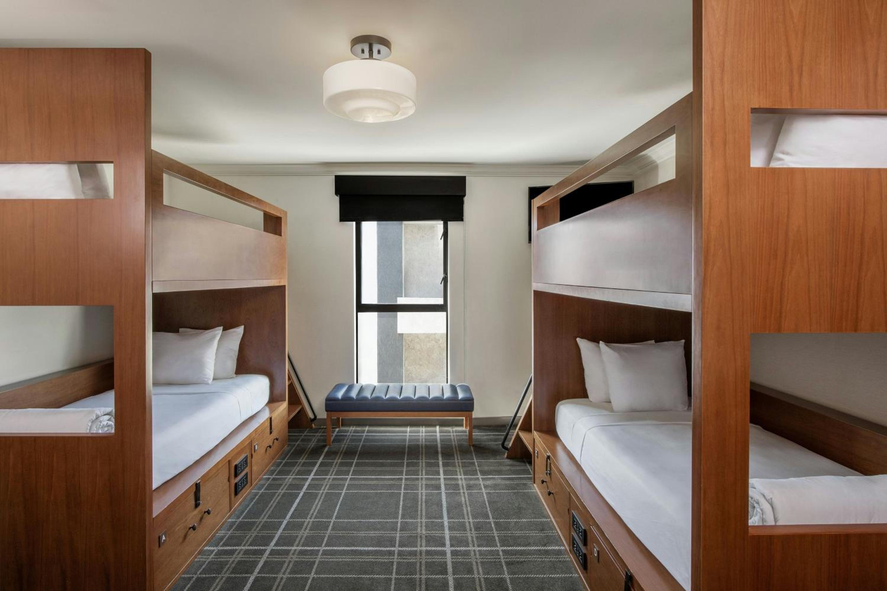 Double Bunk Room with Two Twin Bunk Beds photo 2