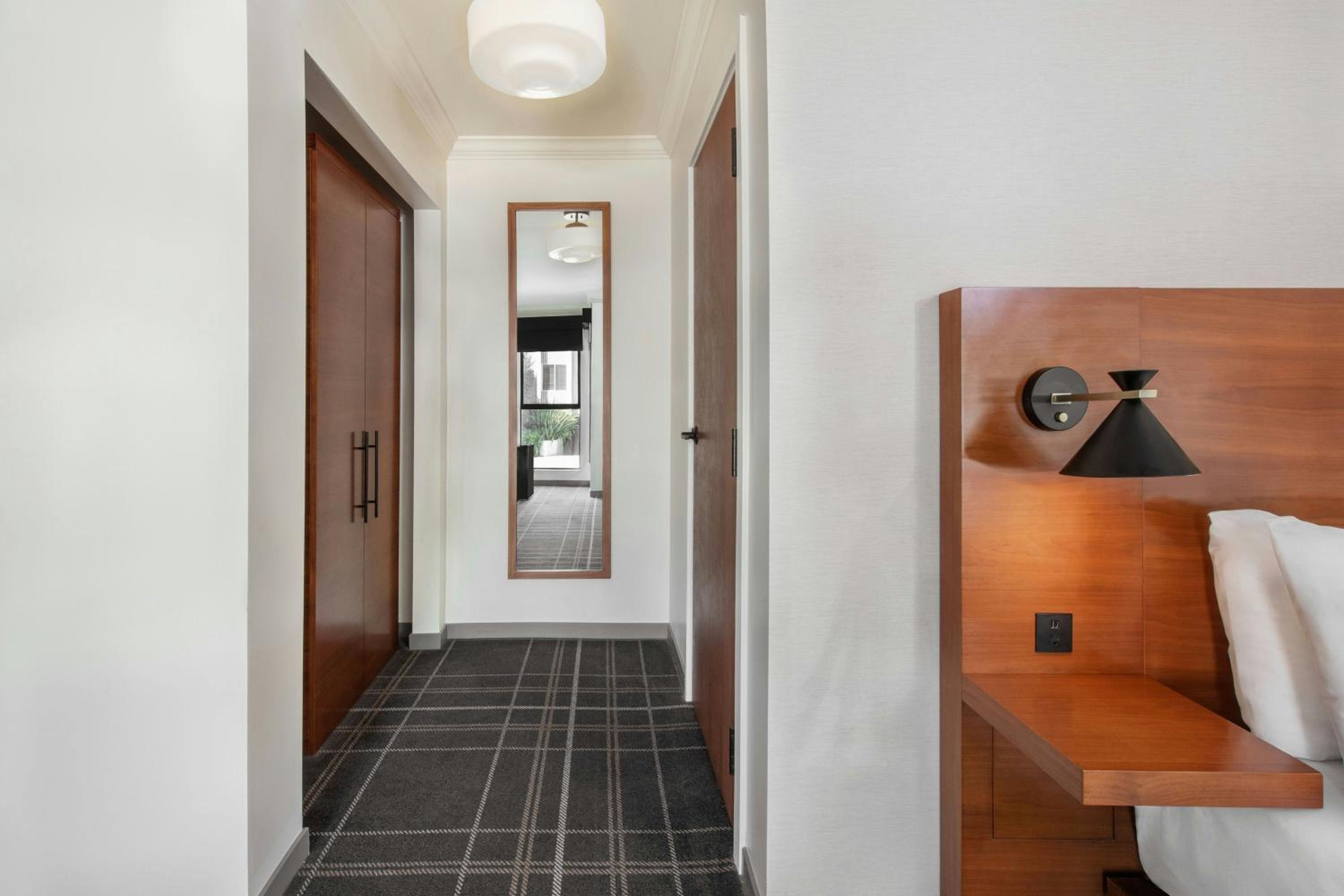 King Room with Transfer Shower - Mobility and Hearing Accessible photo 3