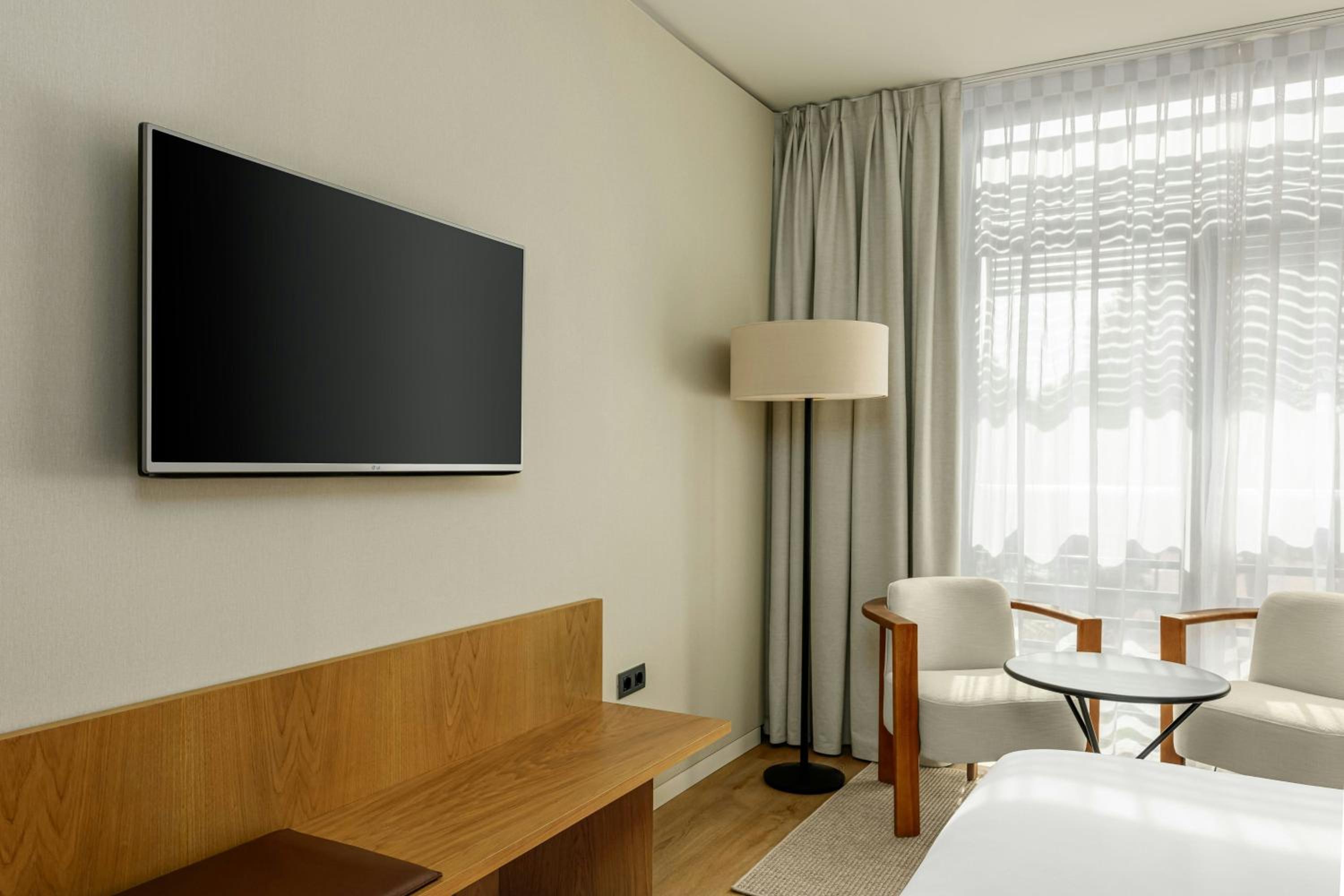Premium King Room with Sea View - High Floor - Photo 3