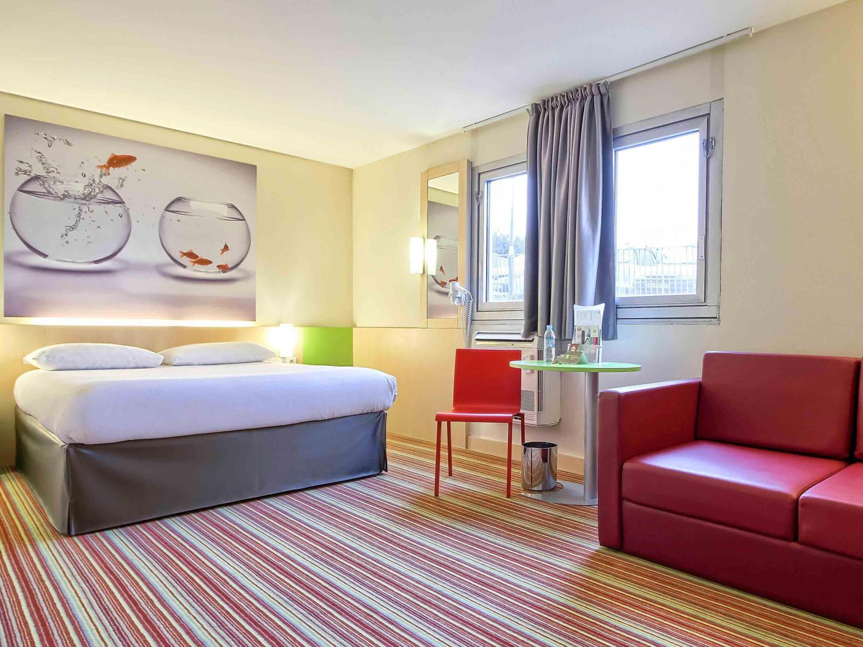 Standard Family Suite with One Double Bed and Twin Beds - Photo 2