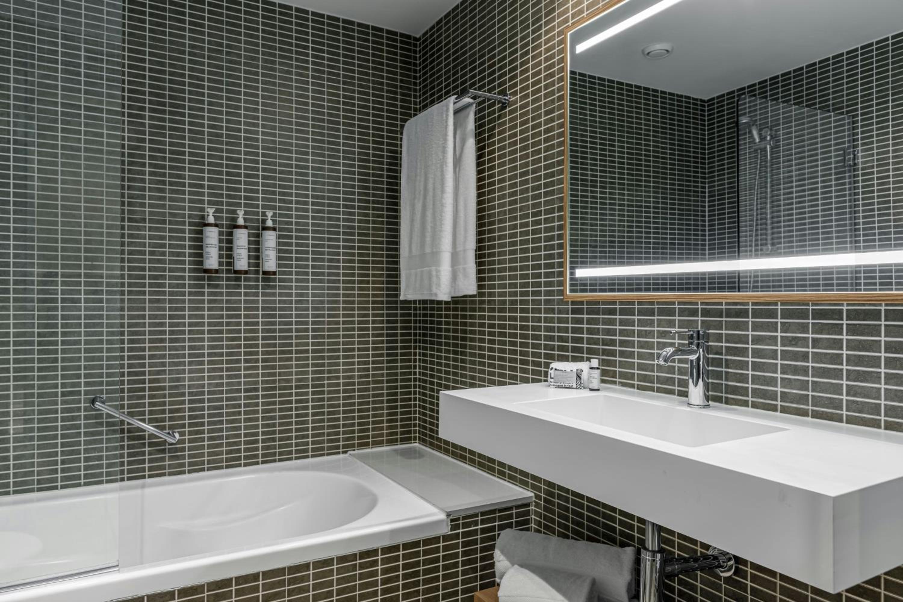 Premium King Room with Sea View - High Floor - Photo 5