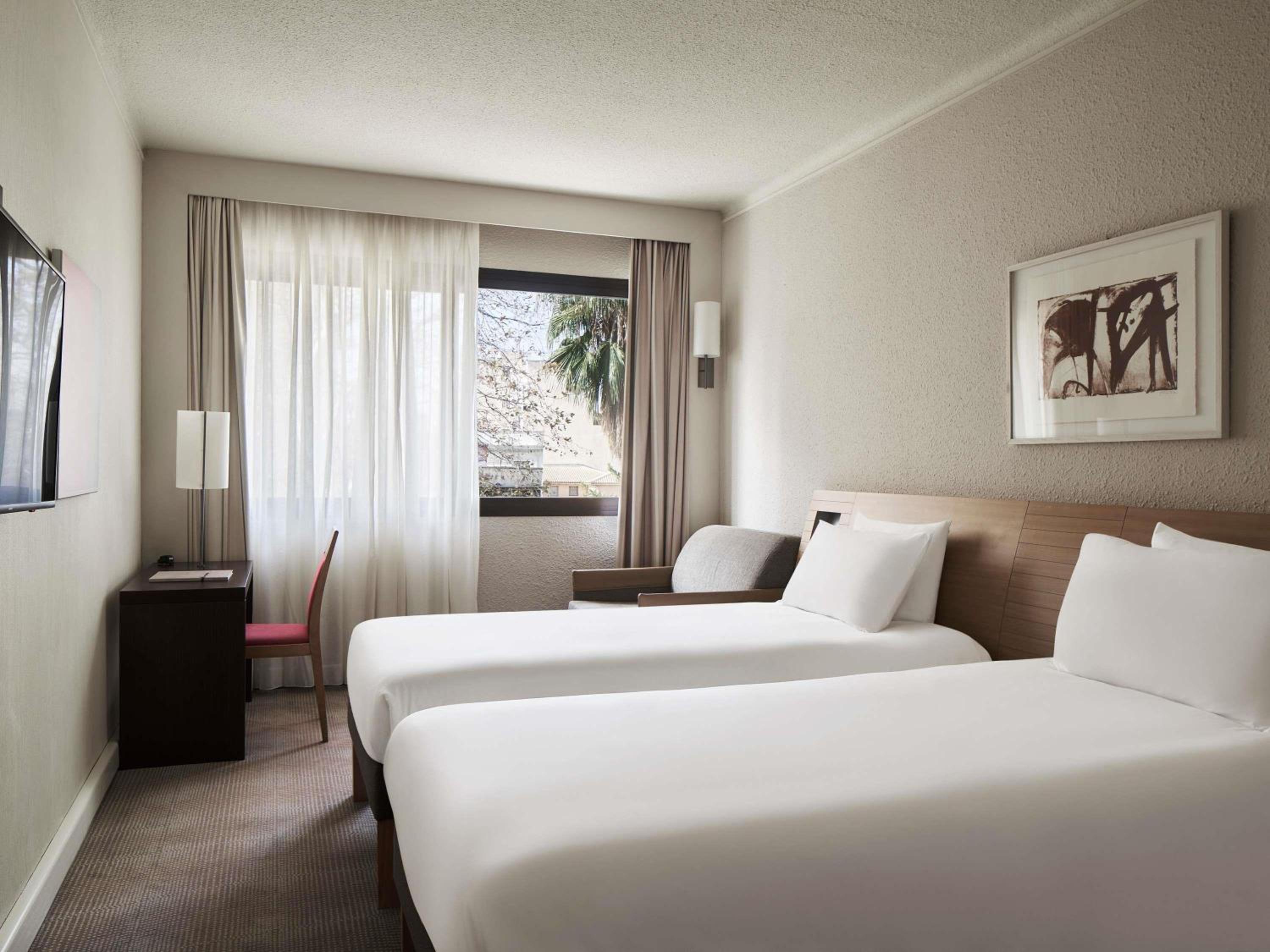 Standard Twin Room, 2 single beds and 1 single sofa bed photo 1