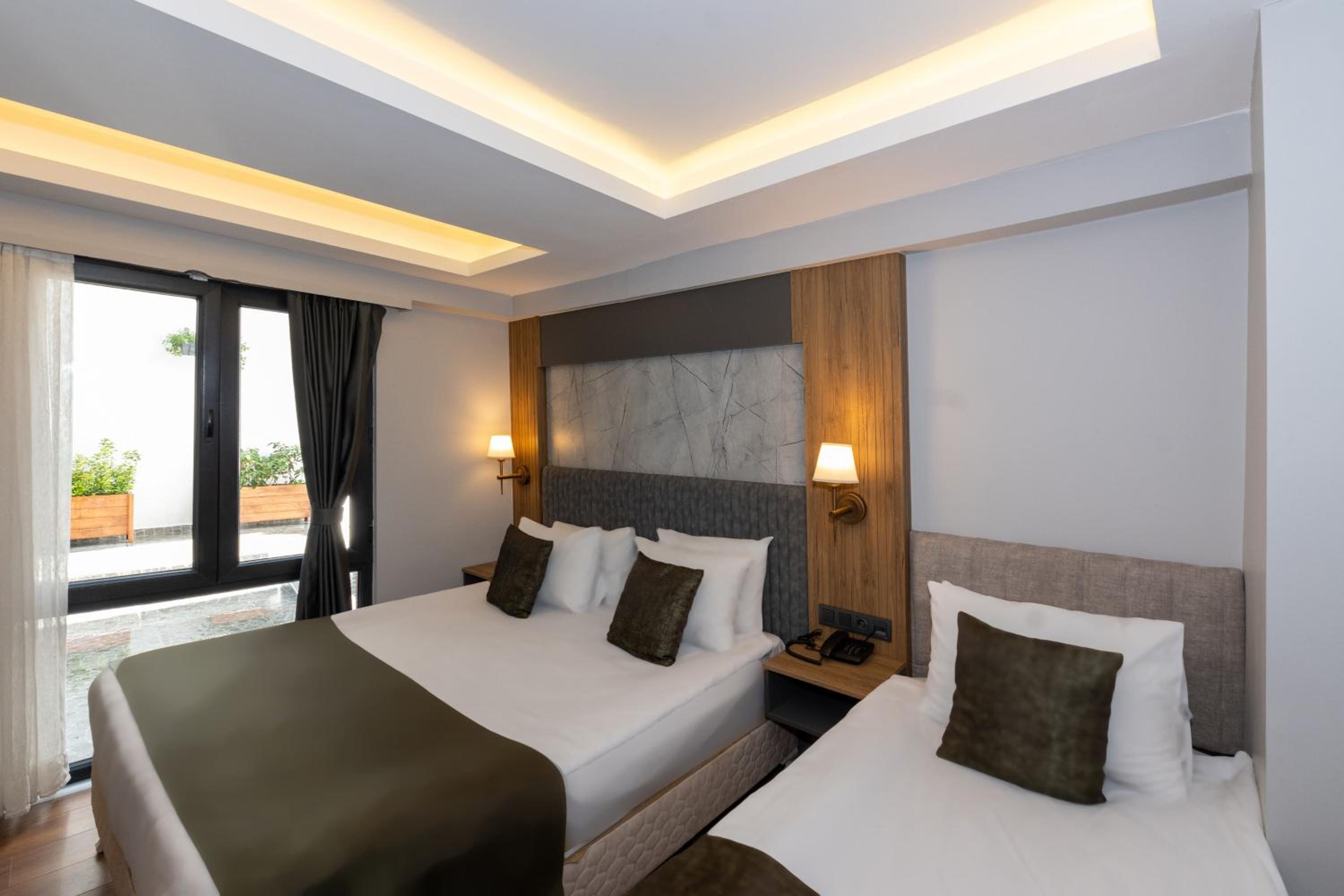 Economy Triple Room photo 2