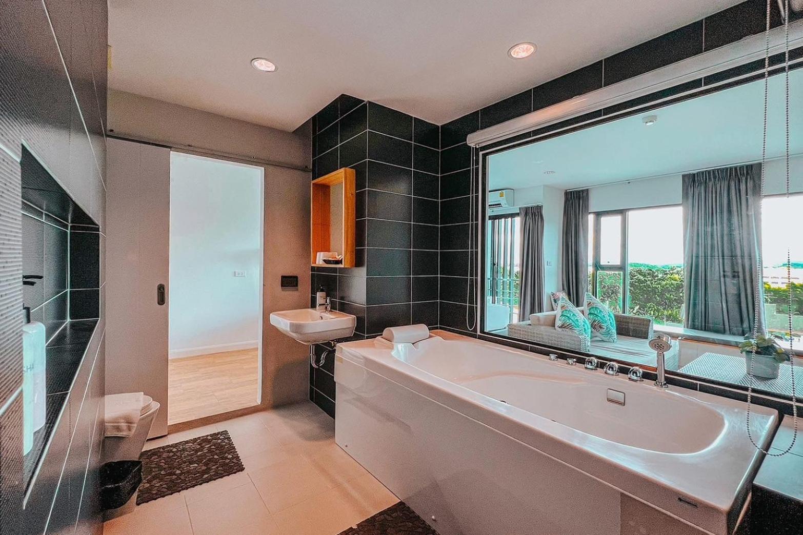 Suite with Spa Bath photo 2