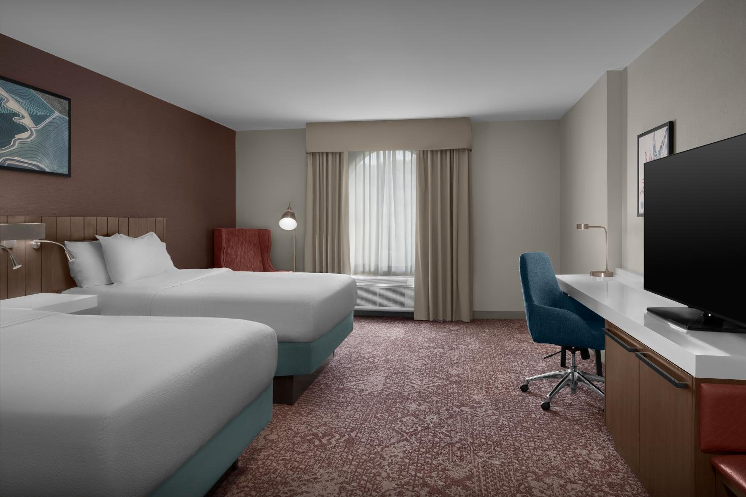 Queen Room with Two Queen Beds - Photo 3